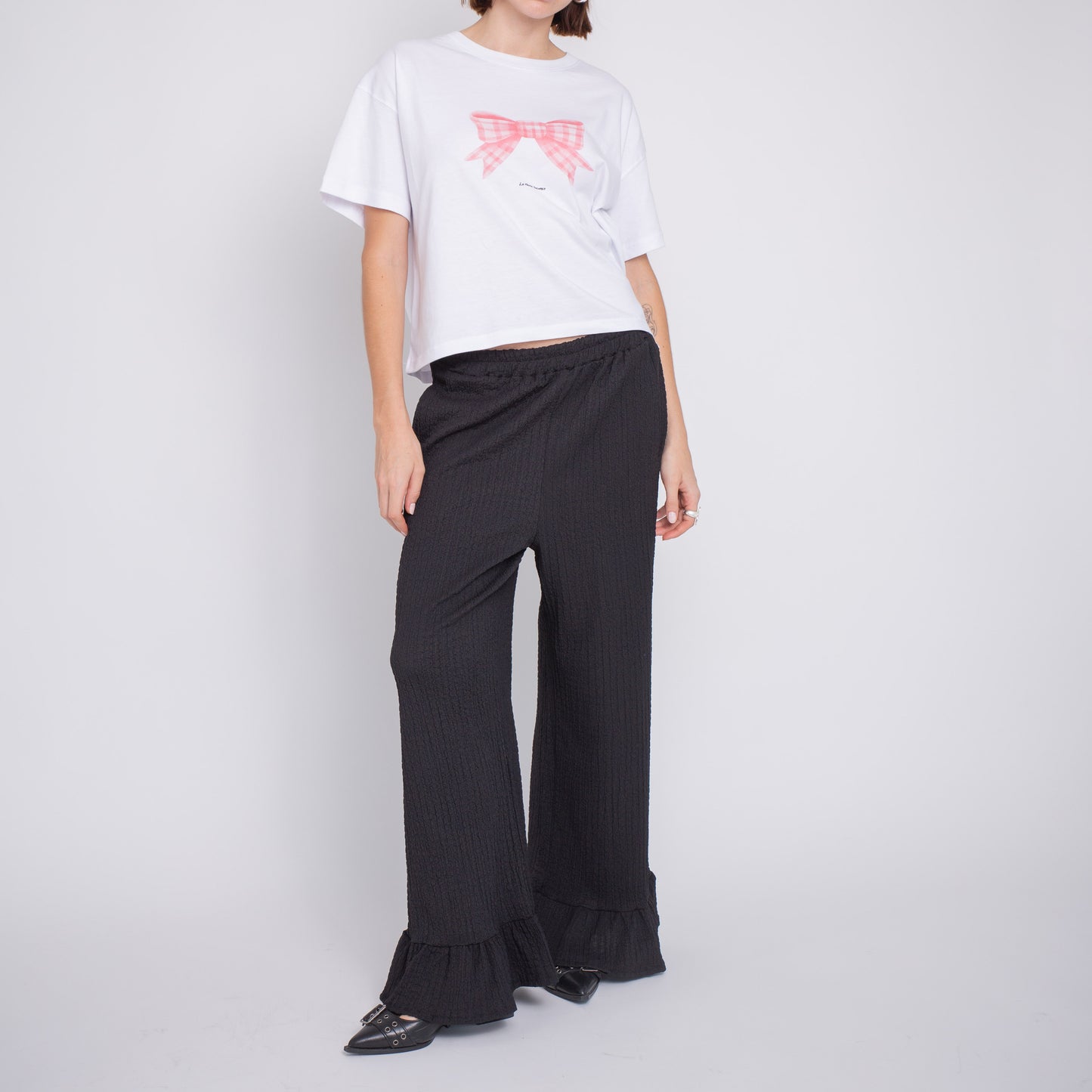 Pantalón flare con basta de vuelos y bolsillos
