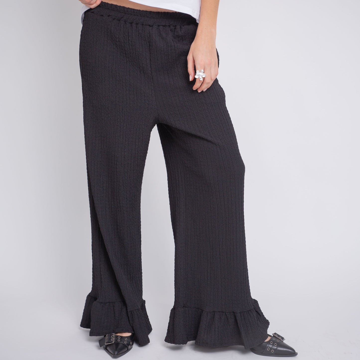 Pantalón flare con basta de vuelos y bolsillos