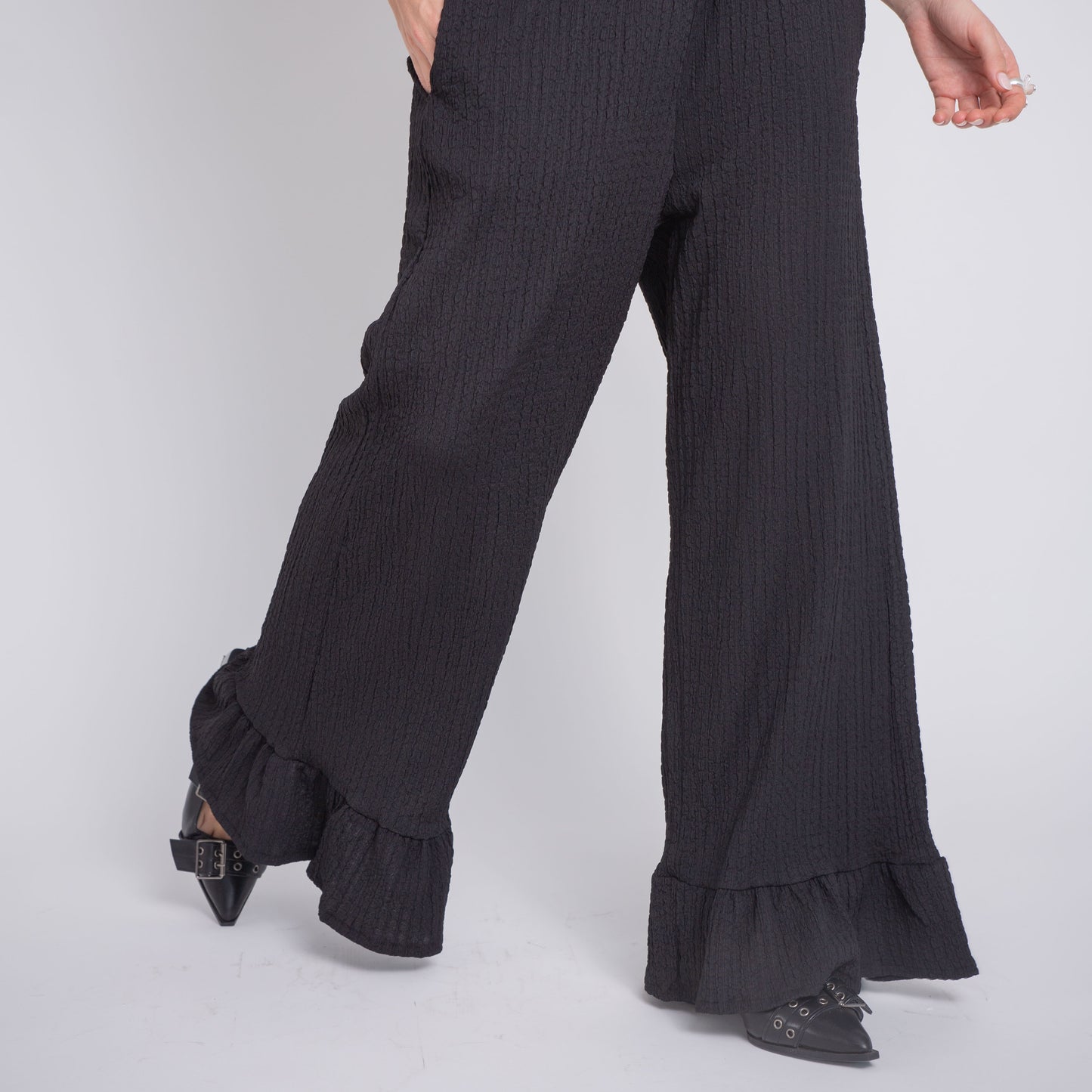 Pantalón flare con basta de vuelos y bolsillos
