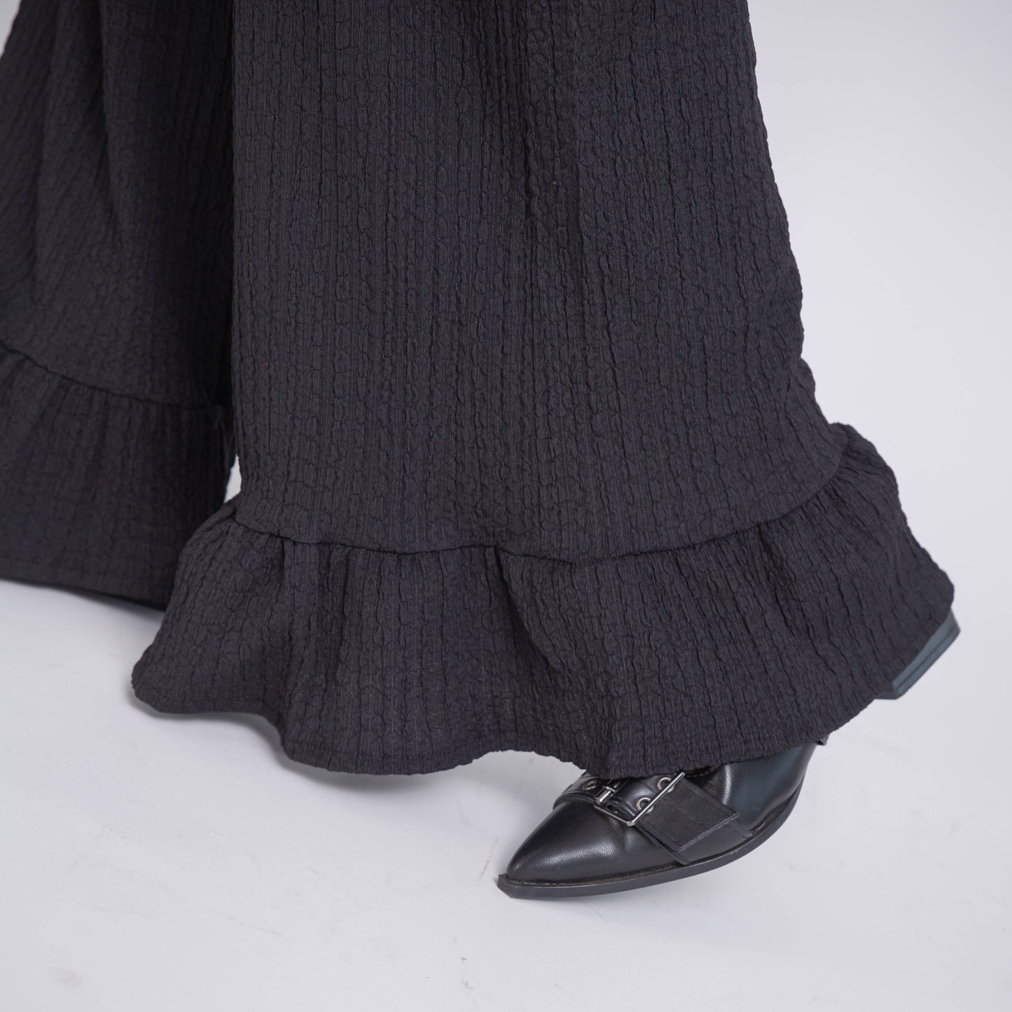 Pantalón flare con basta de vuelos y bolsillos