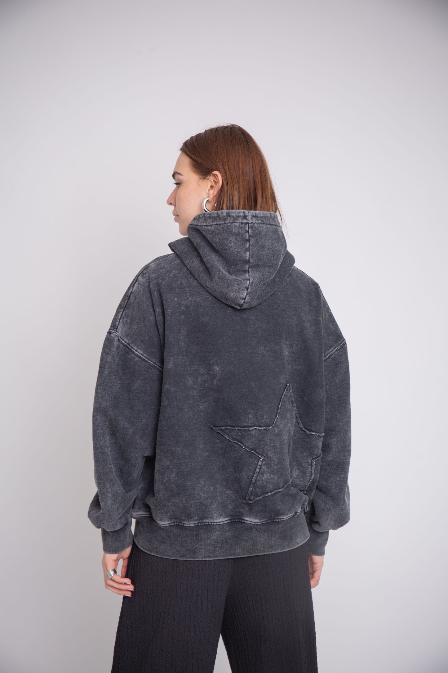 Poleron gris con gorro desgastado estrella en espalda