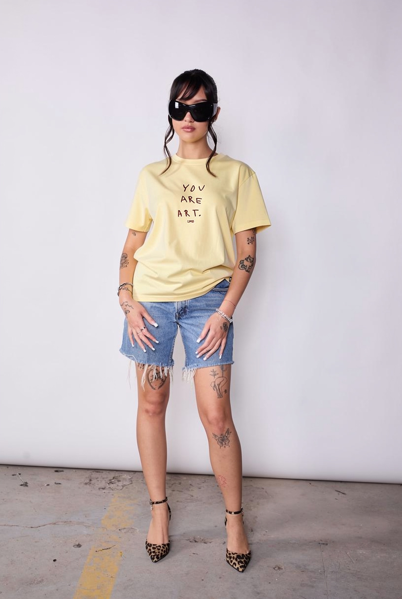 Polera Slim Fit Yellow Butter Bordada You are art.