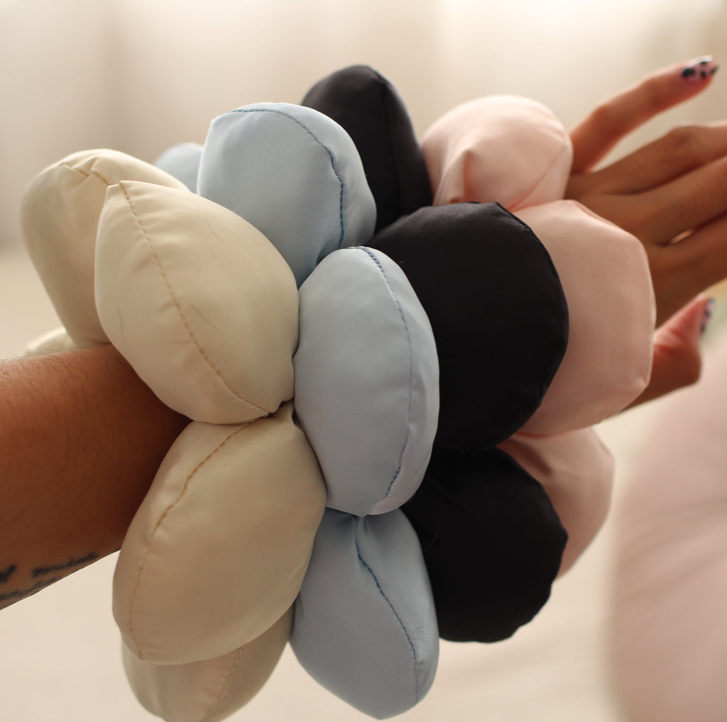 Maxi Scrunchie Flor Rellena Beige