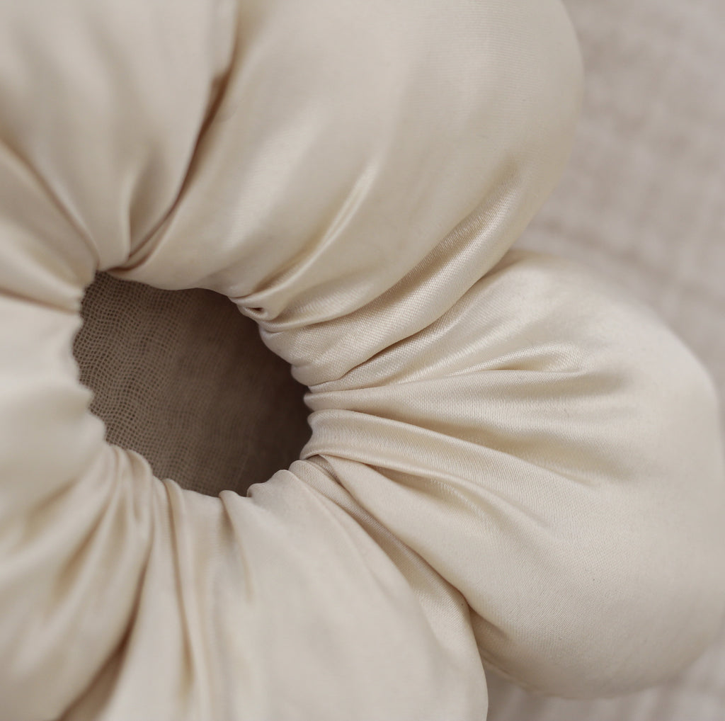 Maxi Scrunchie Flor Rellena Beige
