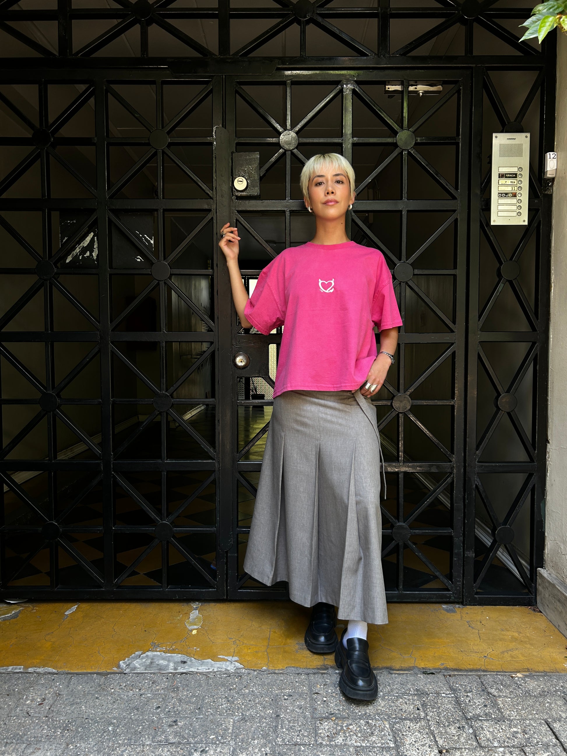 Polera Boxy Fit Fucsia Corazón Diablito Bordada
