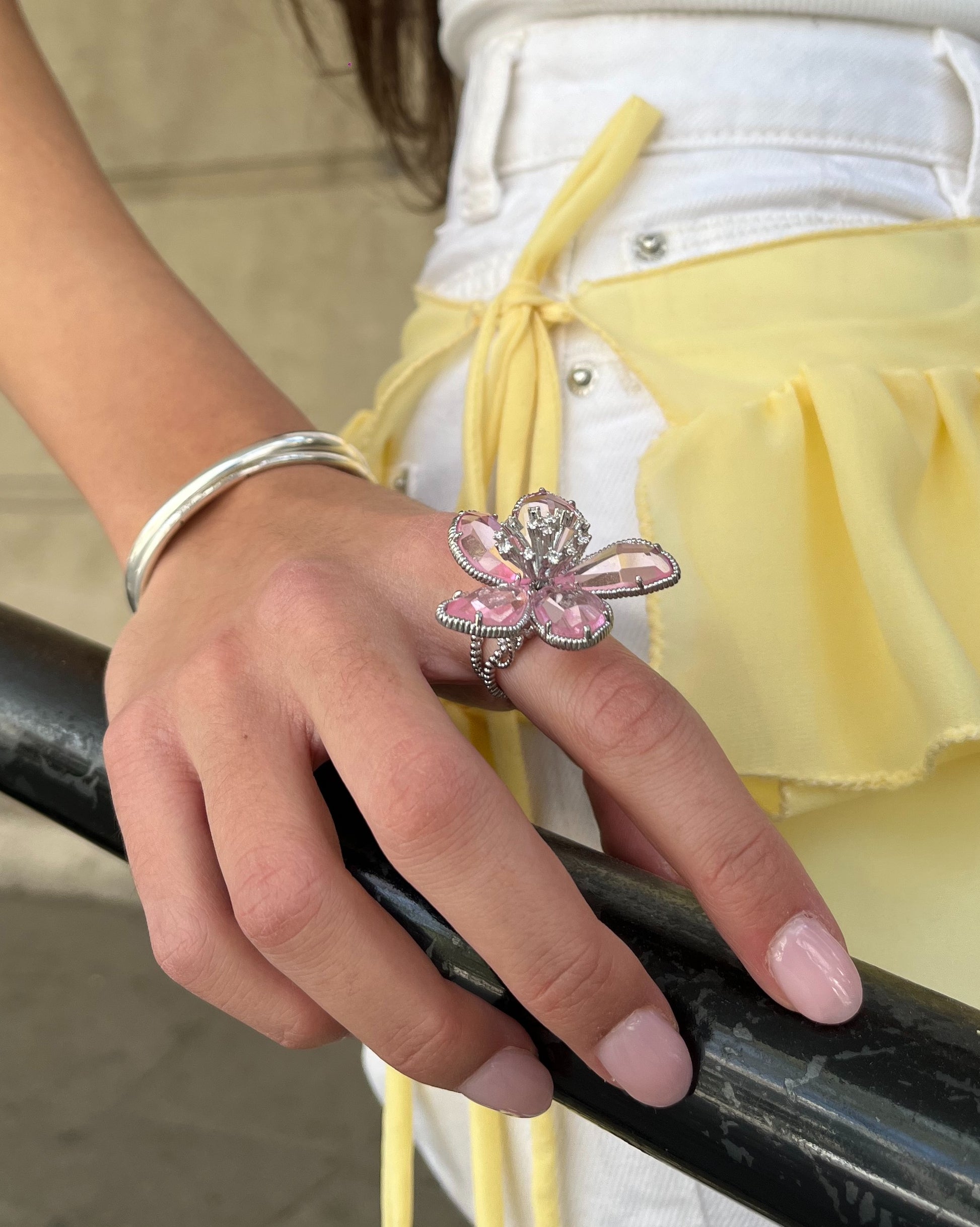Anillo Ajustable Flor Rosada enchapado en plata