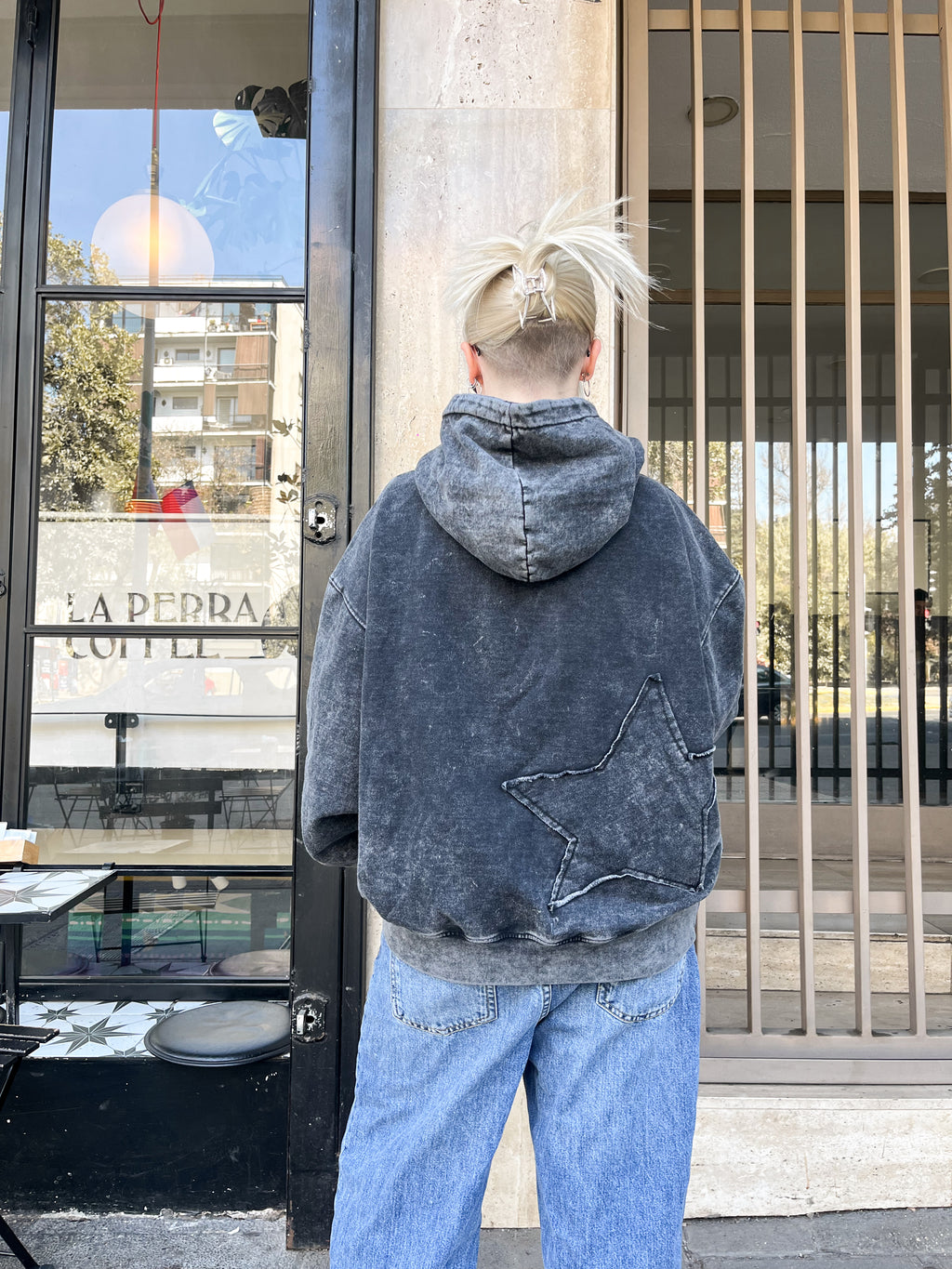 Poleron gris con gorro desgastado estrella en espalda