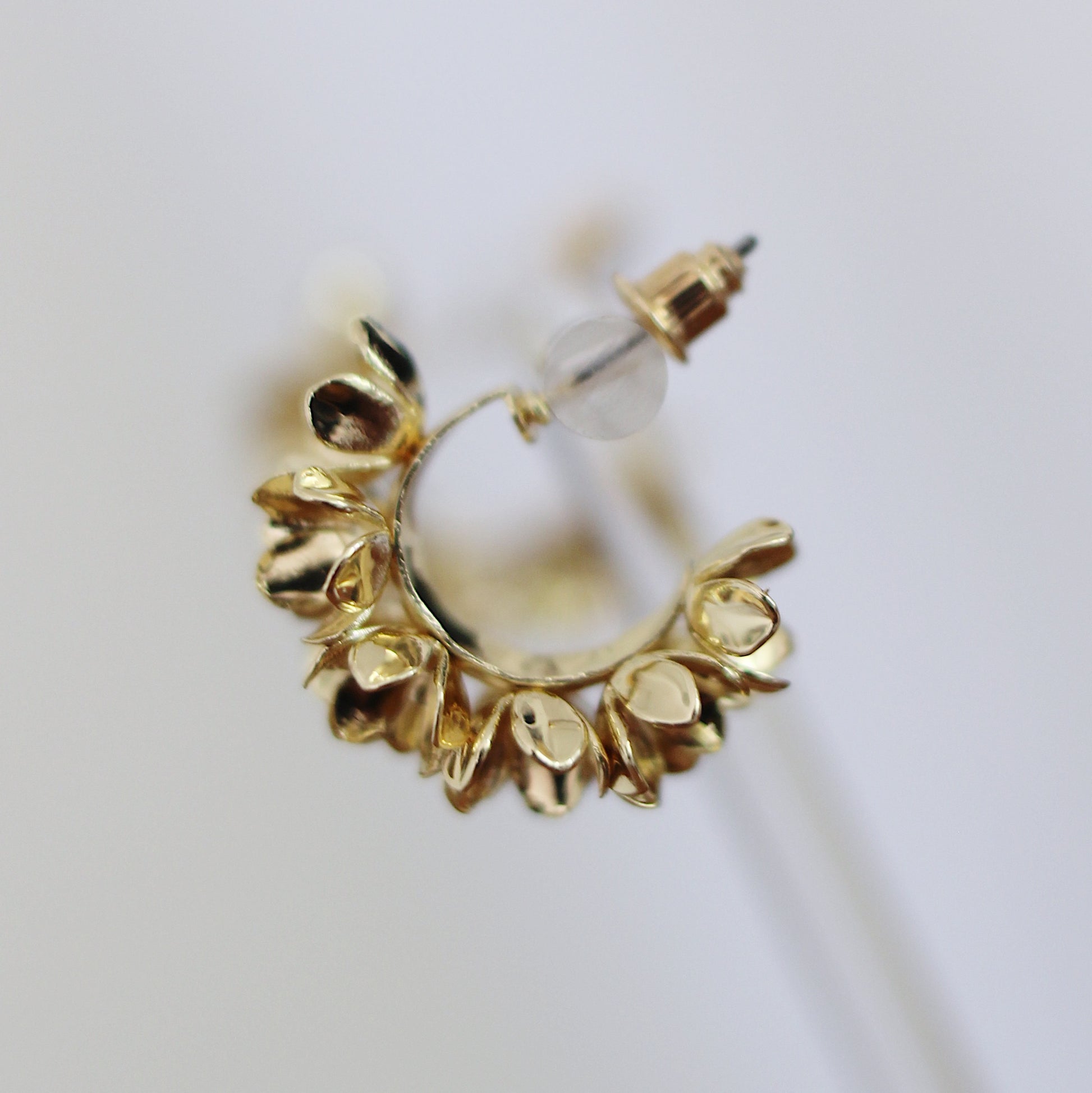 Aros Flor texturizada Doradas