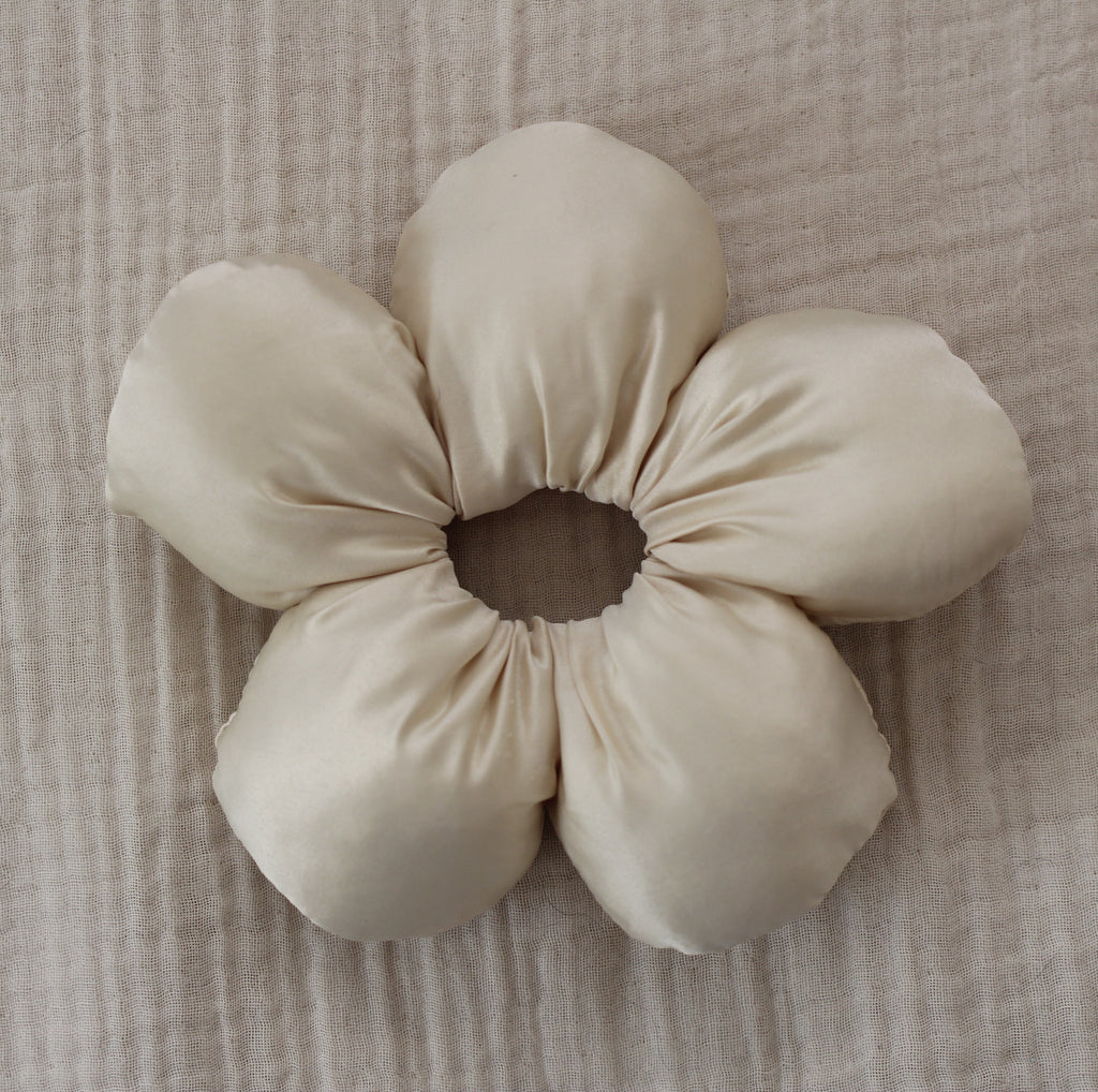 Maxi Scrunchie Flor Rellena Beige