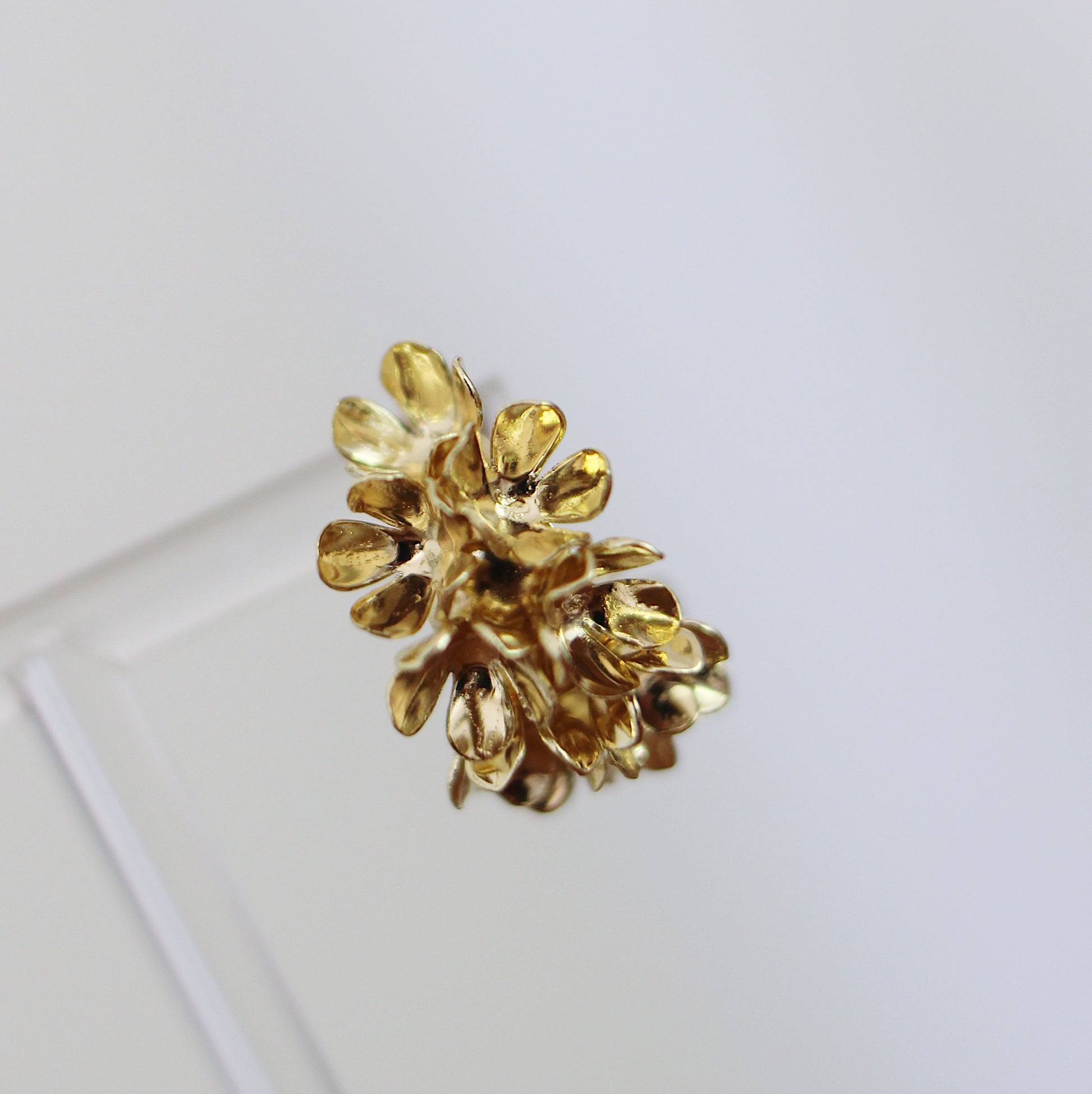 Aros Flor texturizada Doradas
