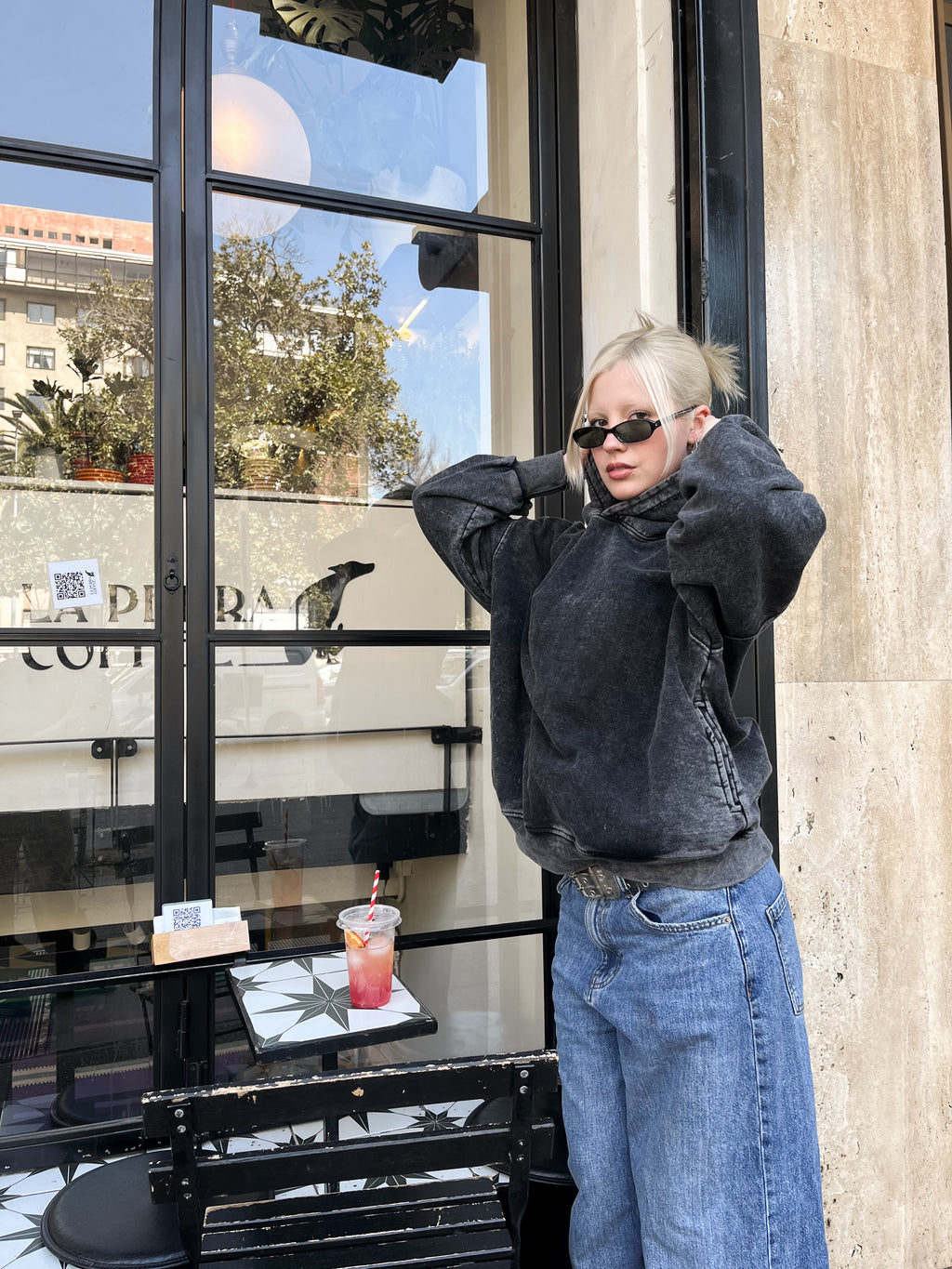 Poleron gris con gorro desgastado estrella en espalda