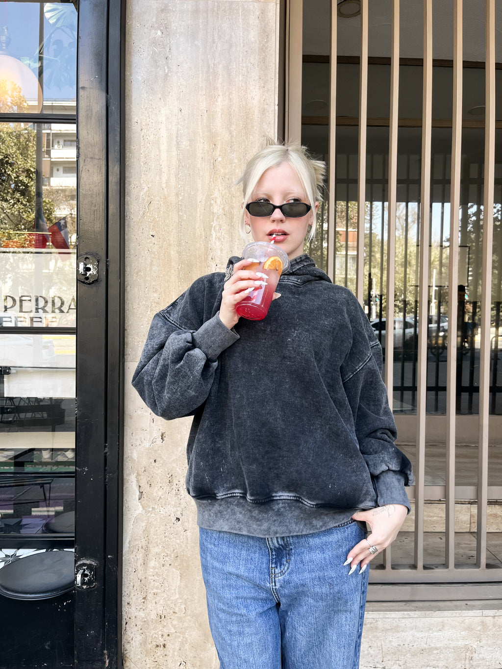 Poleron gris con gorro desgastado estrella en espalda