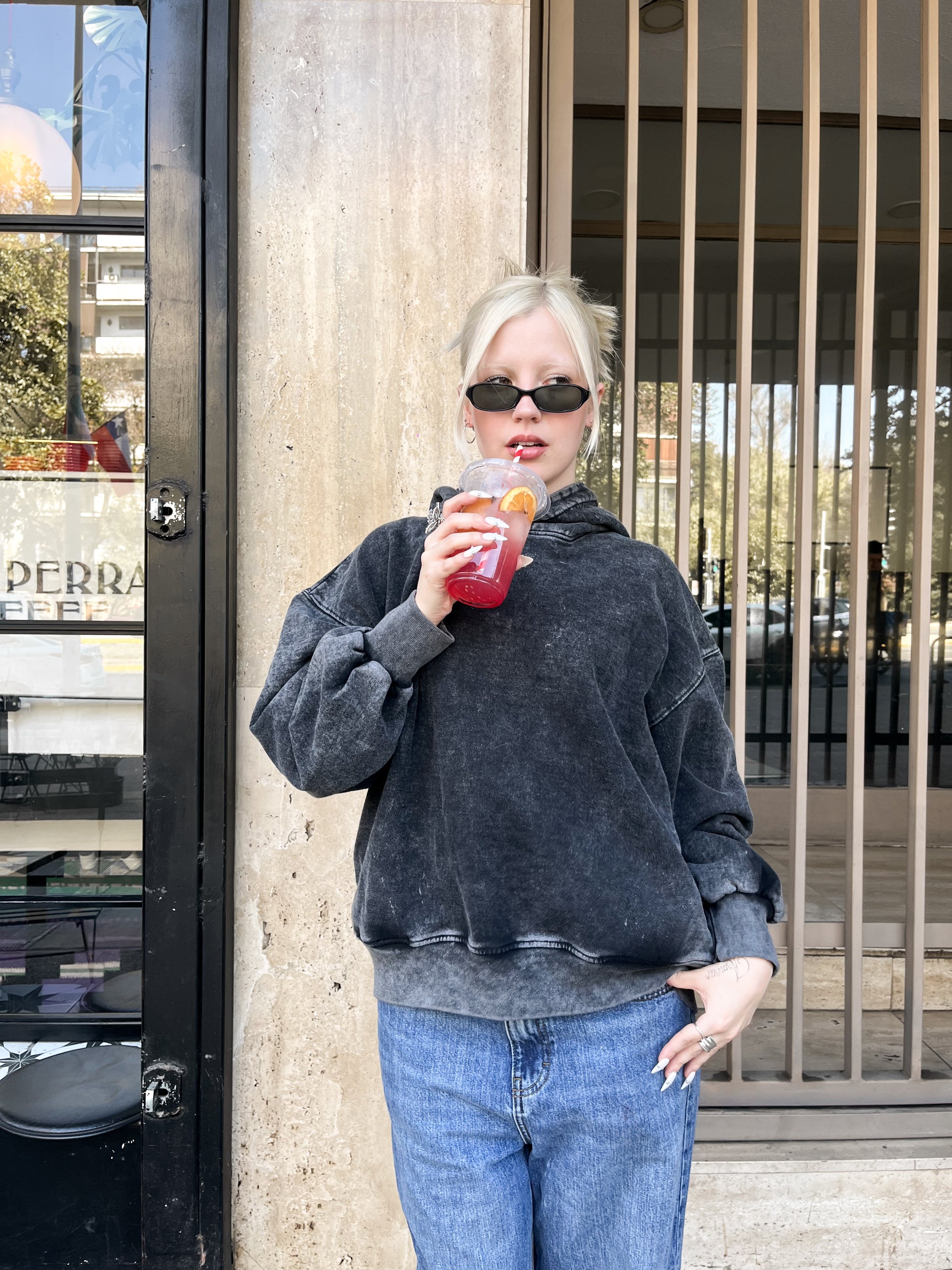 Poleron gris con gorro desgastado estrella en espalda