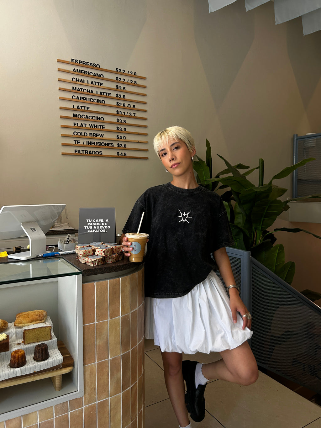 Polera Boxy Fit Negra Corazón Estrellado Bordada