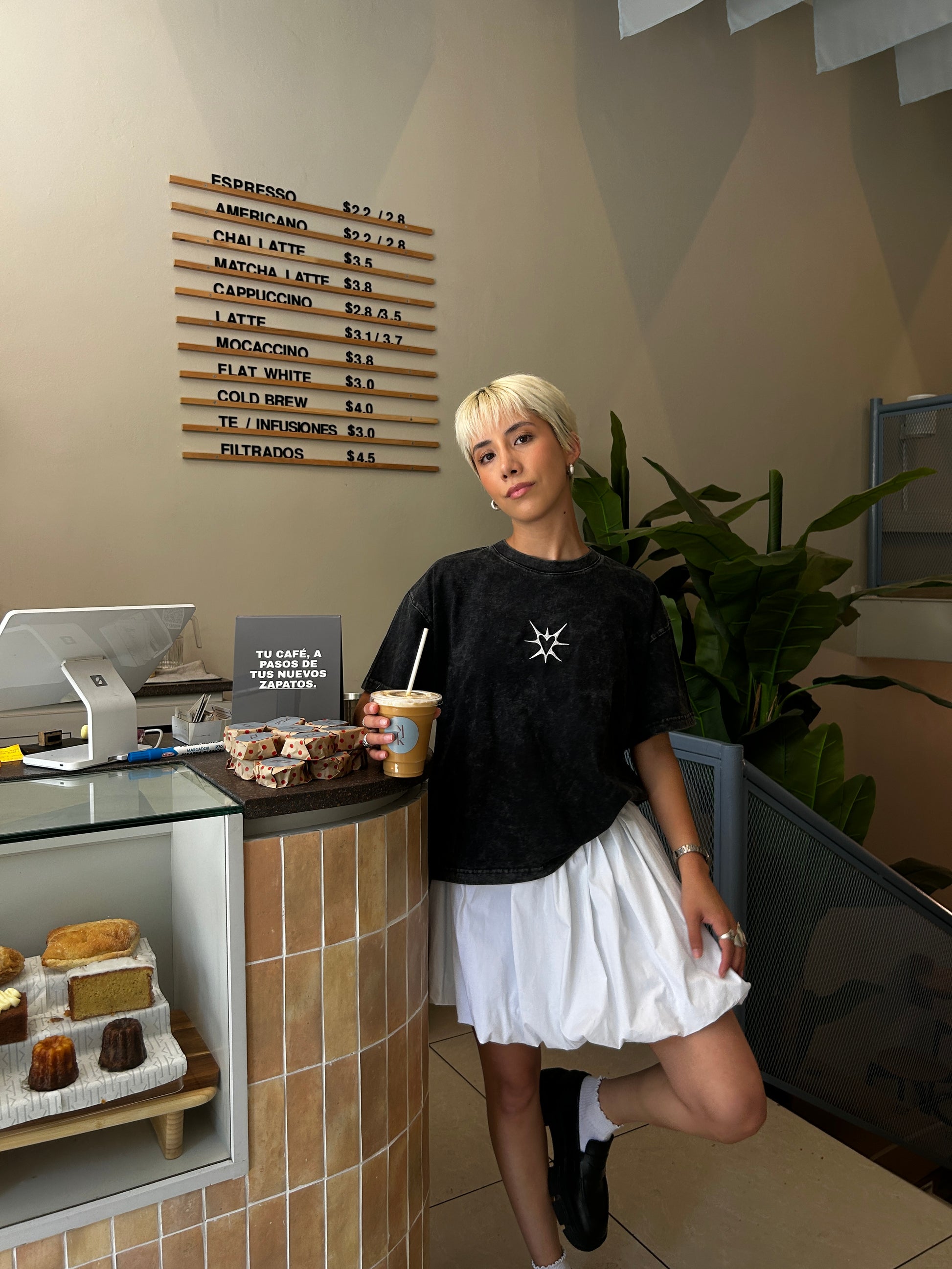 Polera Boxy Fit Negra Corazón Estrellado Bordada