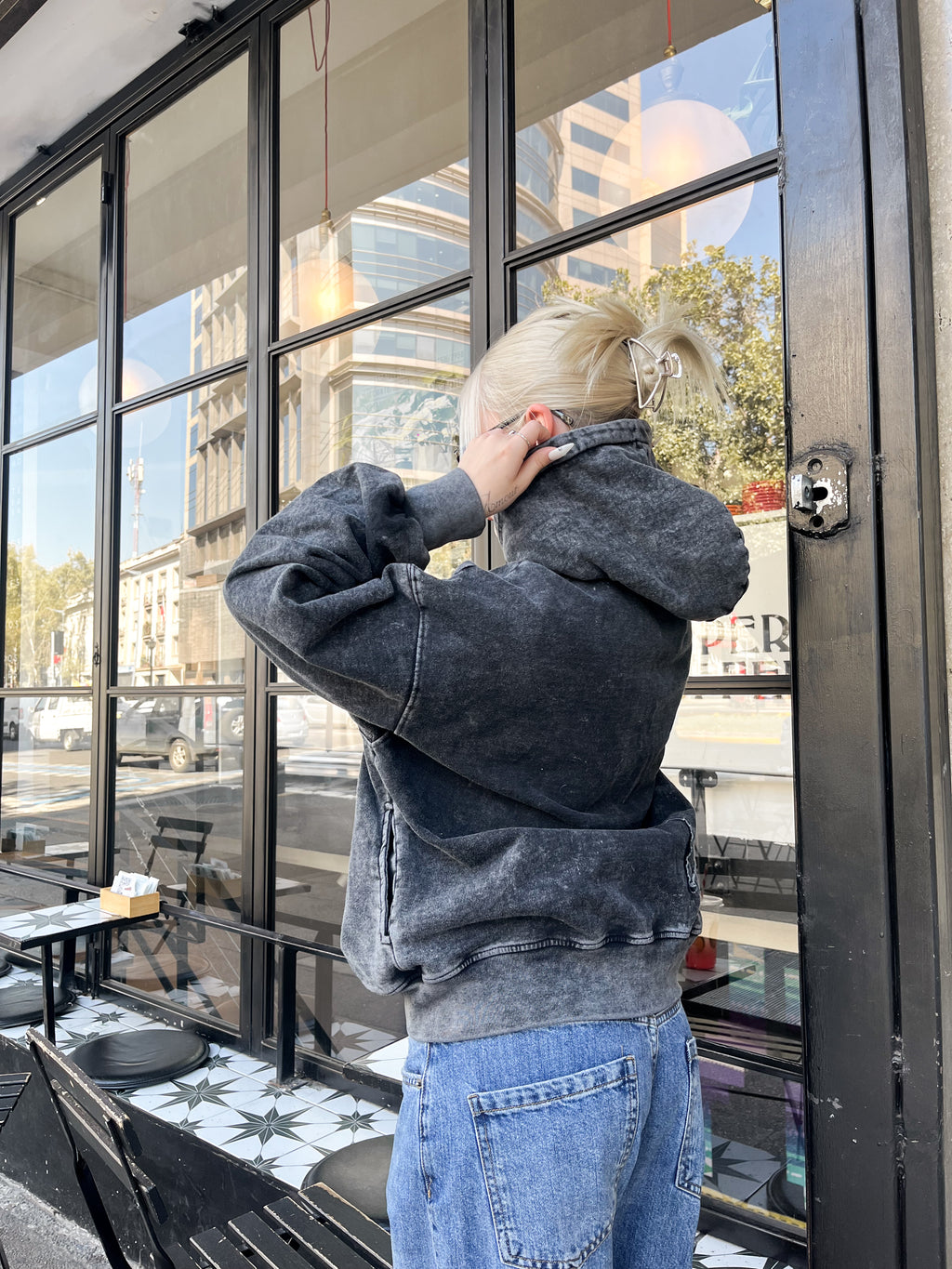 Poleron gris con gorro desgastado estrella en espalda