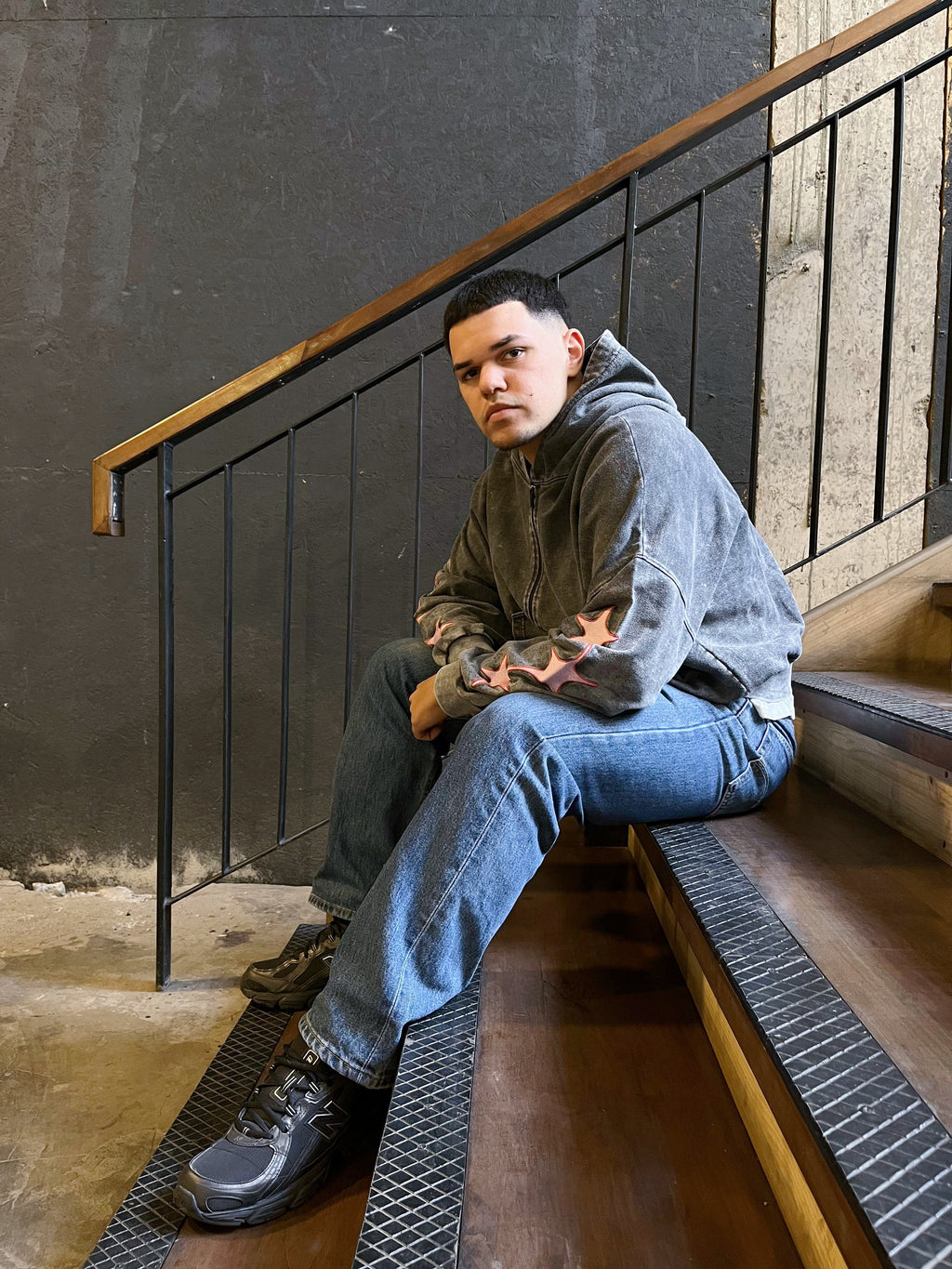 Poleron Gris Boxy Abierto Acid Wash Estrellas Bordadas