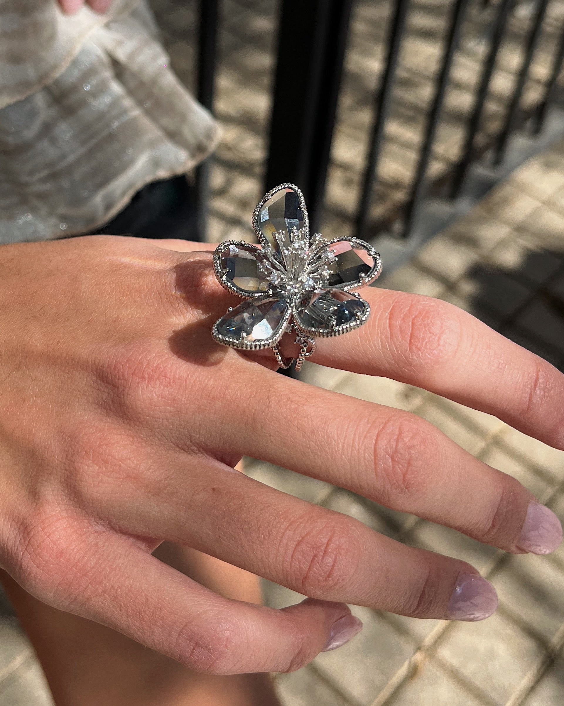 Anillo Ajustable Flor Negra enchapado en plata