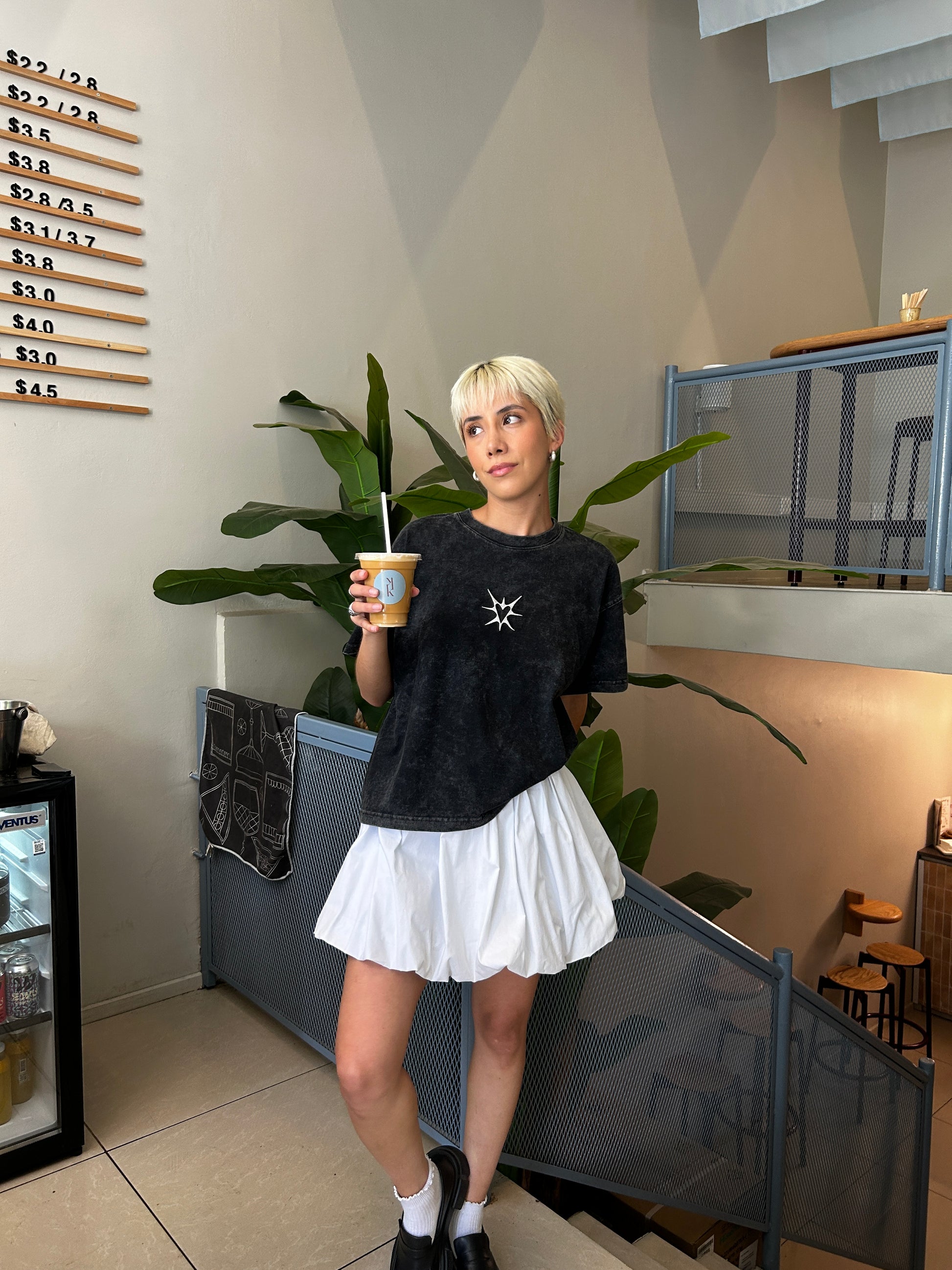 Polera Boxy Fit Negra Corazón Estrellado Bordada