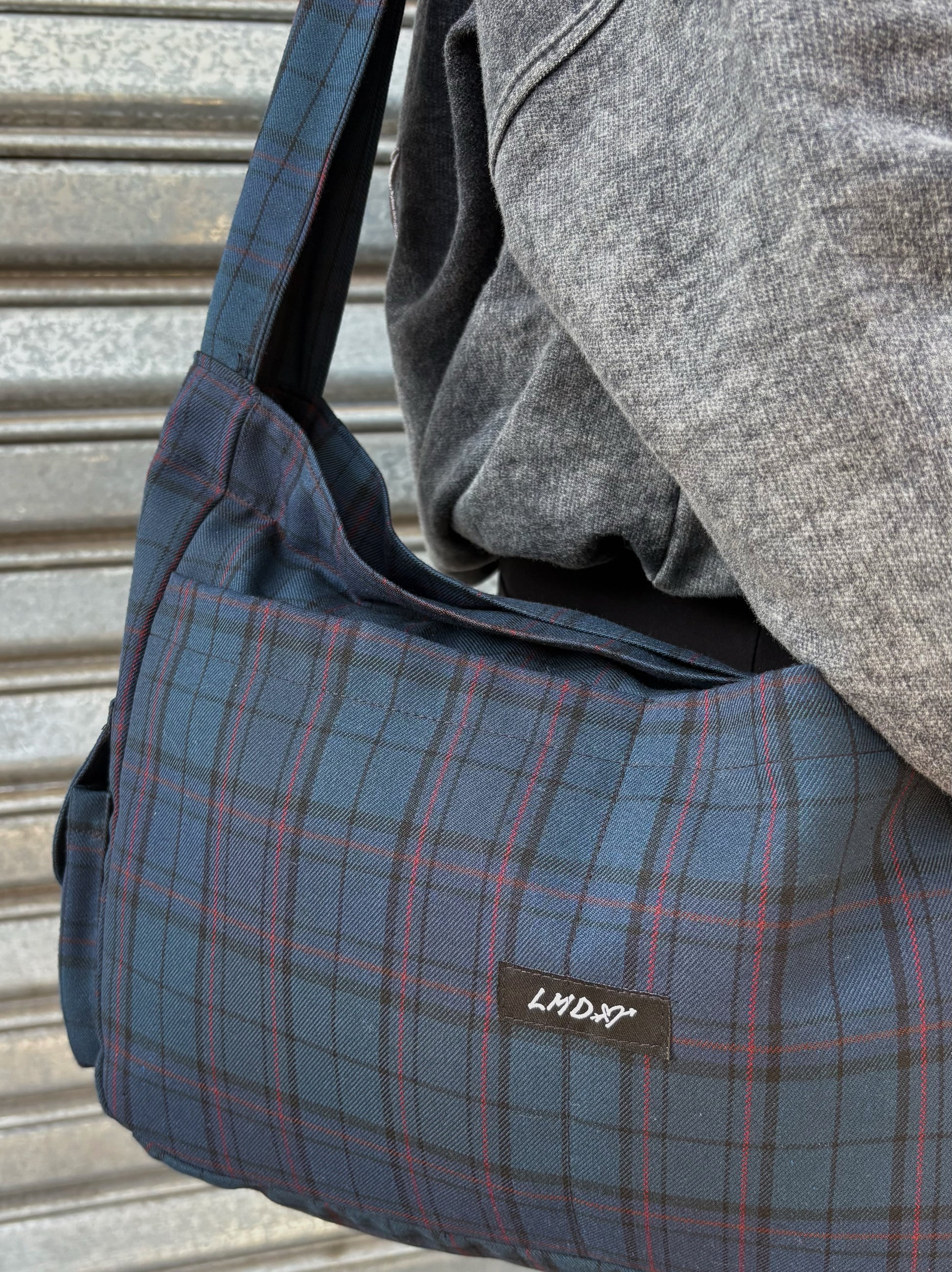 Crossbody cargo bag tartán verde y burdeo