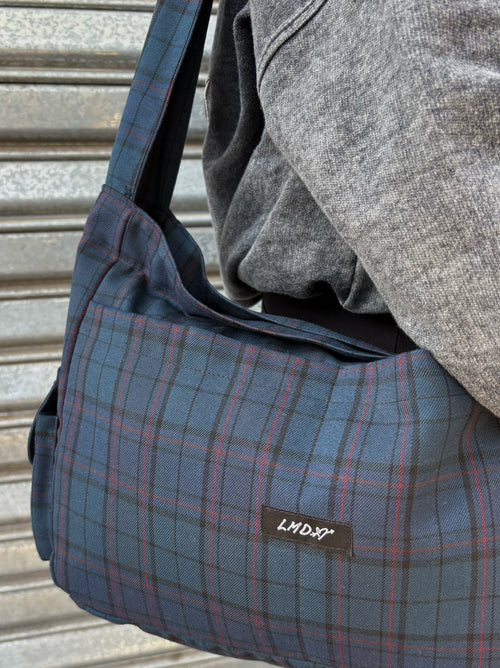 Crossbody cargo bag tartán verde y burdeo