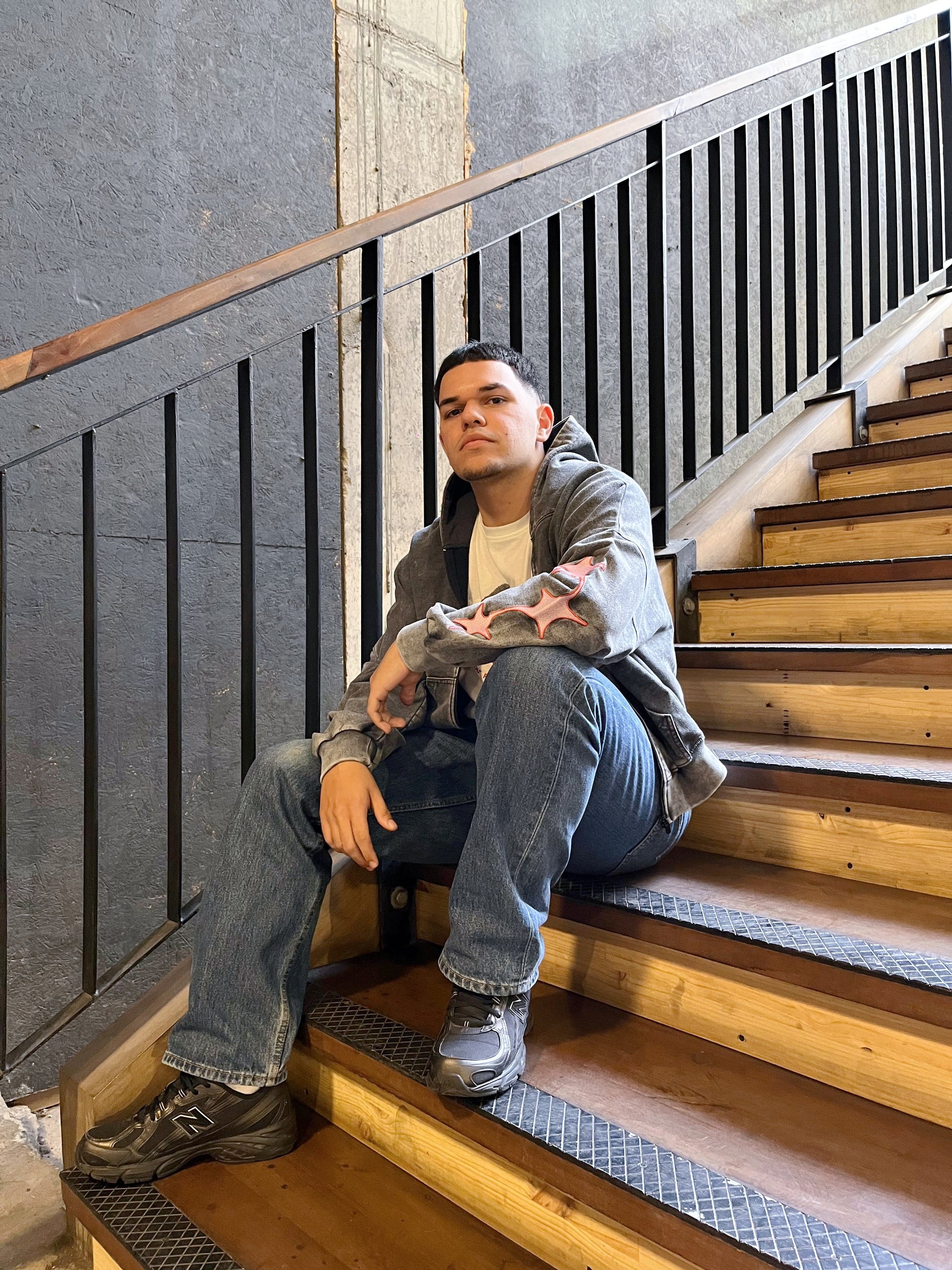 Poleron Gris Boxy Abierto Acid Wash Estrellas Bordadas