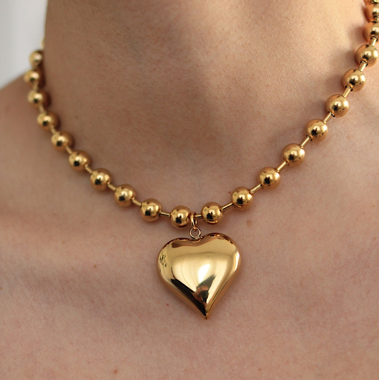 Choker colgante de corazón, gargantilla de cuentas de acero inoxidable Dorado