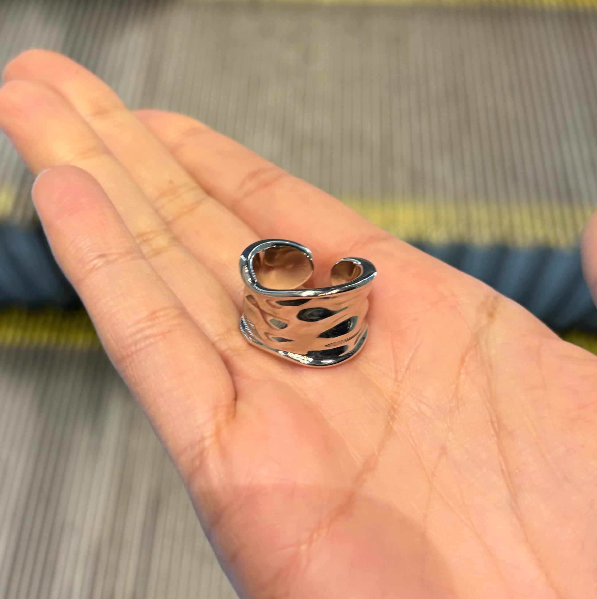 Anillo rústico plateado