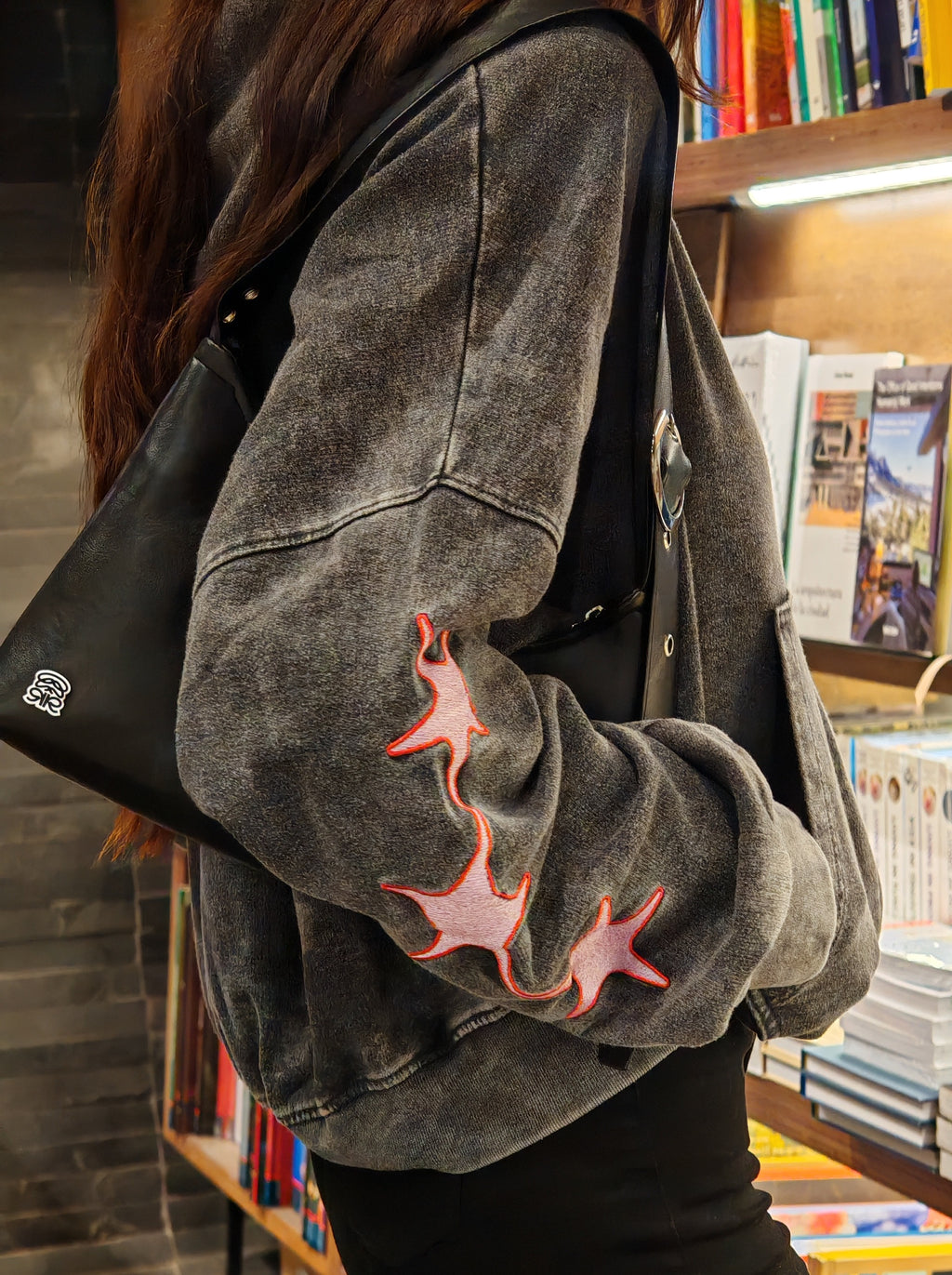Poleron Gris Claro Boxy Abierto Acid Wash Estrellas Bordadas