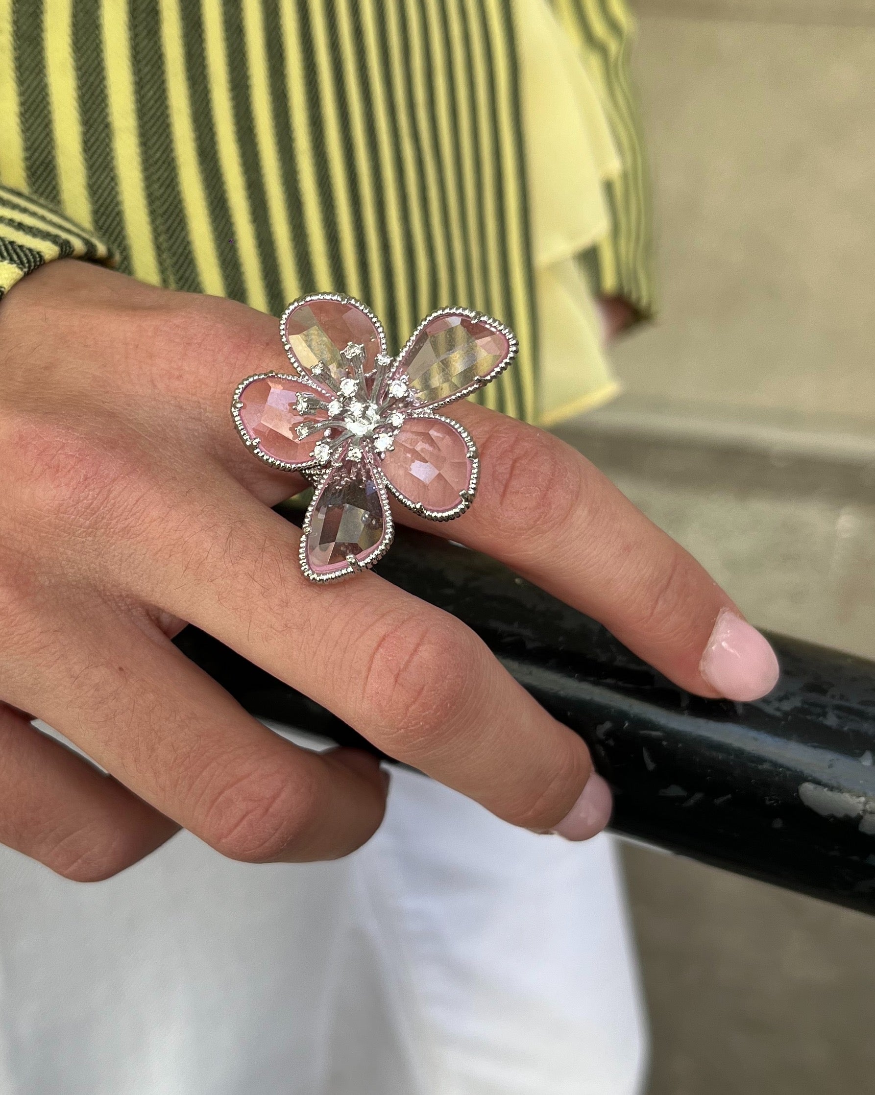 Anillo Ajustable Flor Rosada enchapado en plata