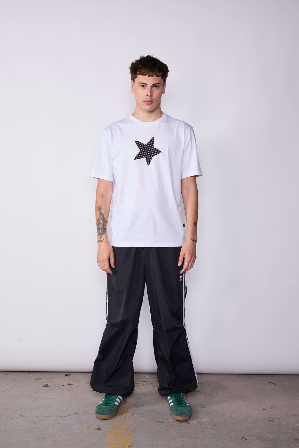 Polera Slim Fit Blanca Estrella Negra Puntos Negros