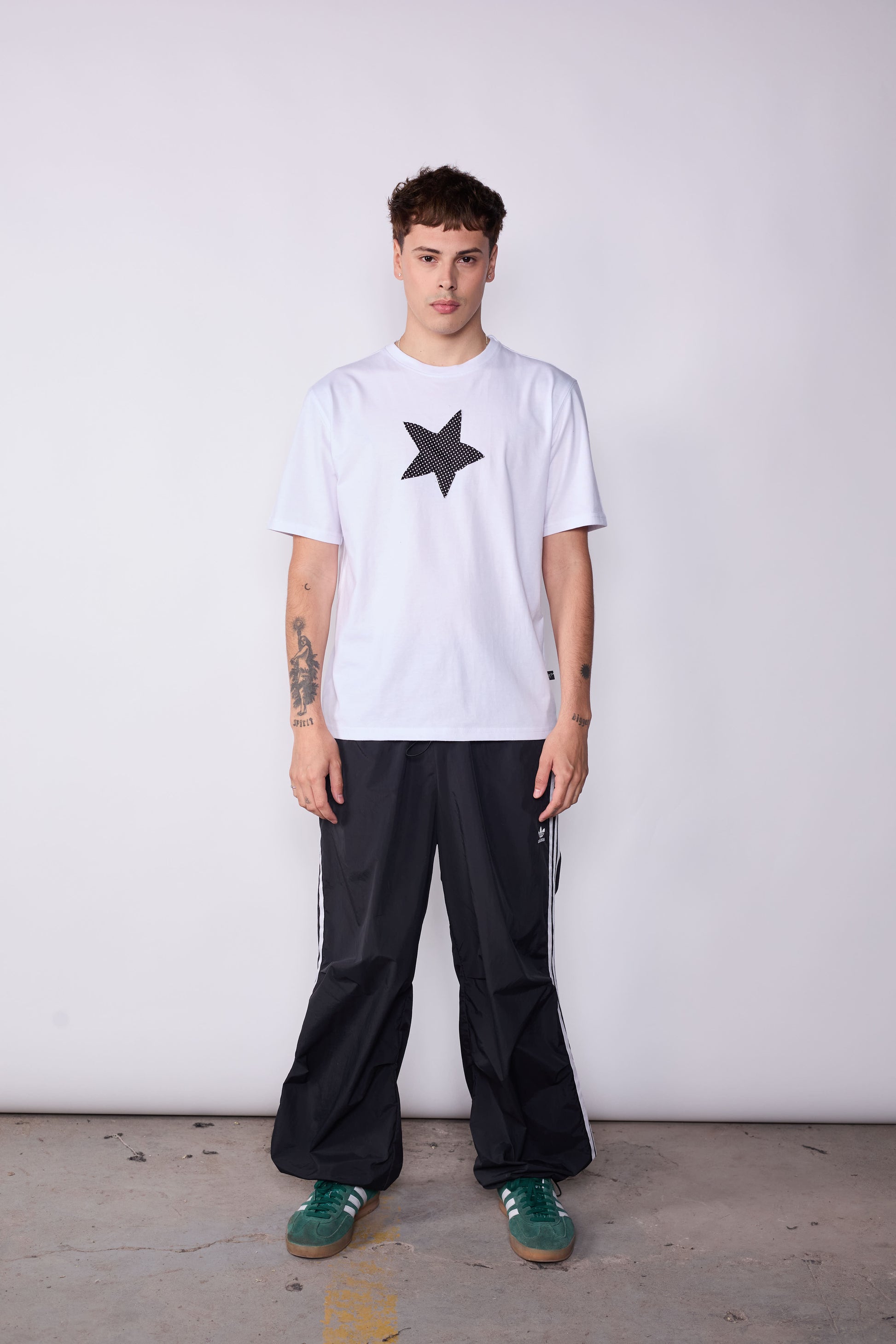 Polera Slim Fit Blanca Estrella Negra Puntos Negros