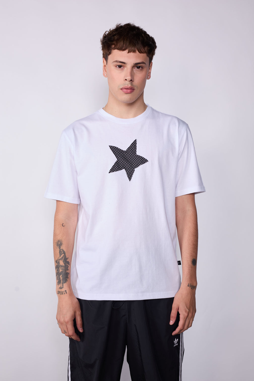 Polera Slim Fit Blanca Estrella Negra Puntos Negros