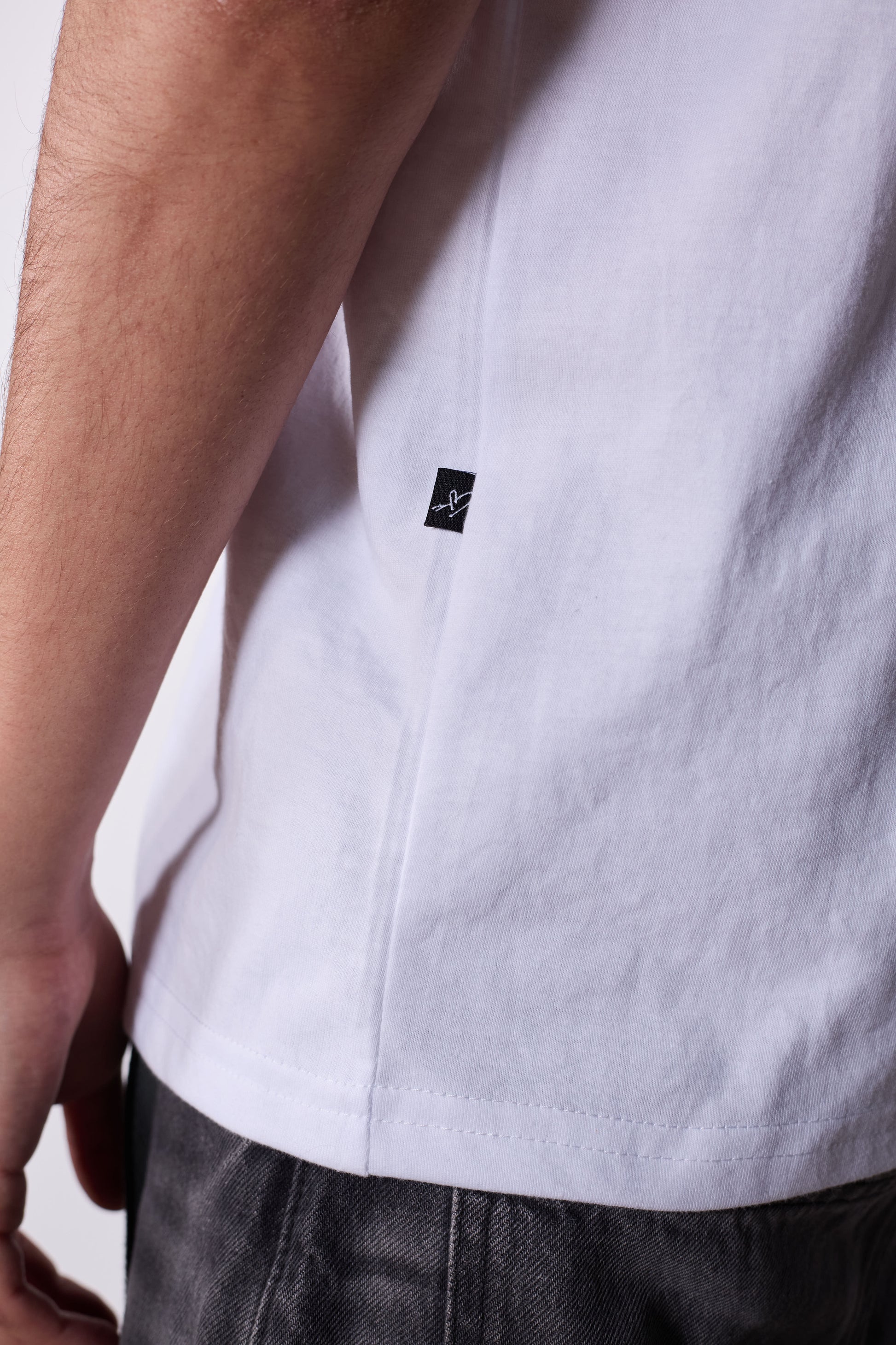 Polera Slim Fit Blanca Estrella Negra Puntos Negros