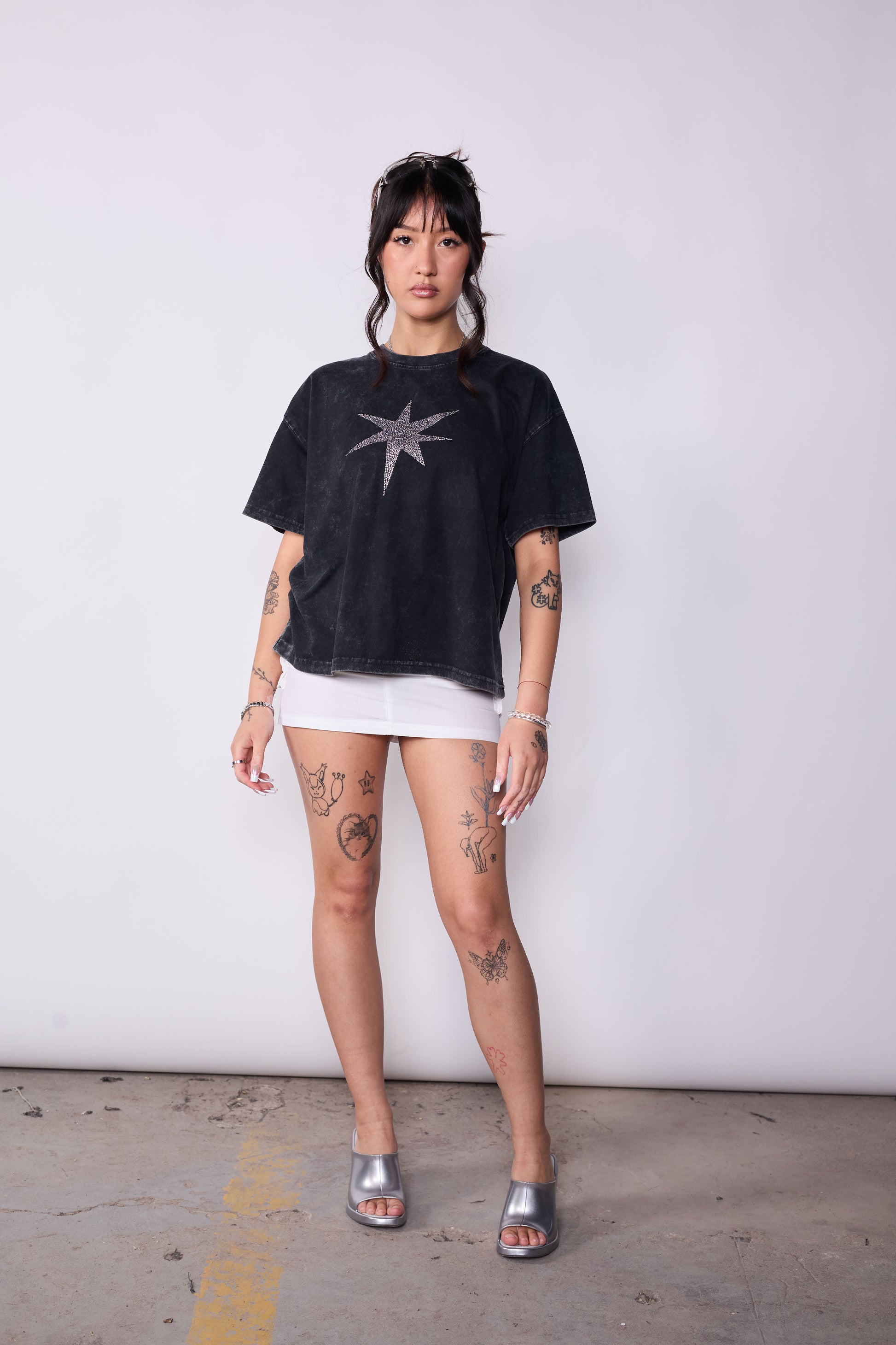 Polera Boxy Fit Negra Estrella Strass Acid Wash