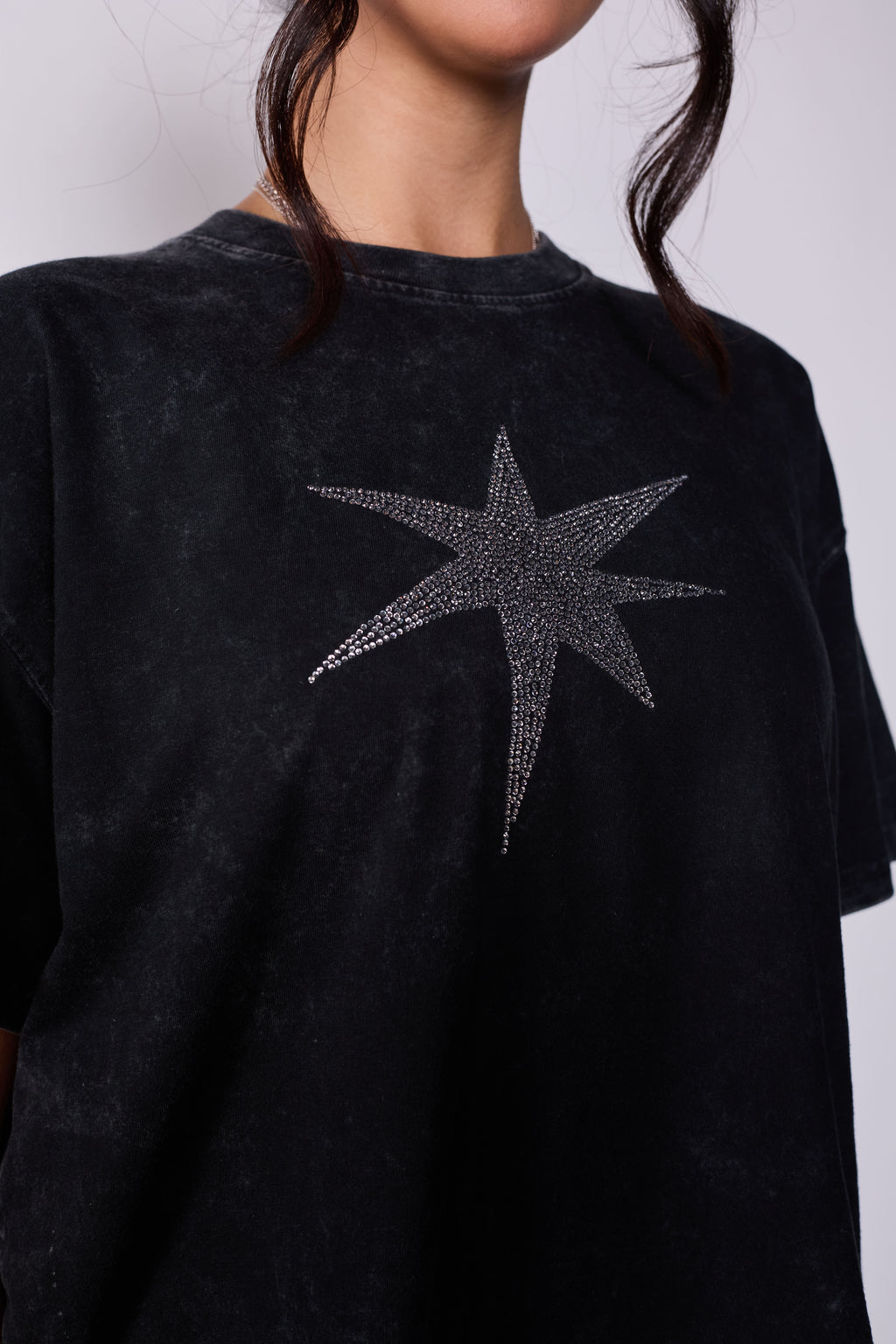 Polera Boxy Fit Negra Estrella Strass Acid Wash