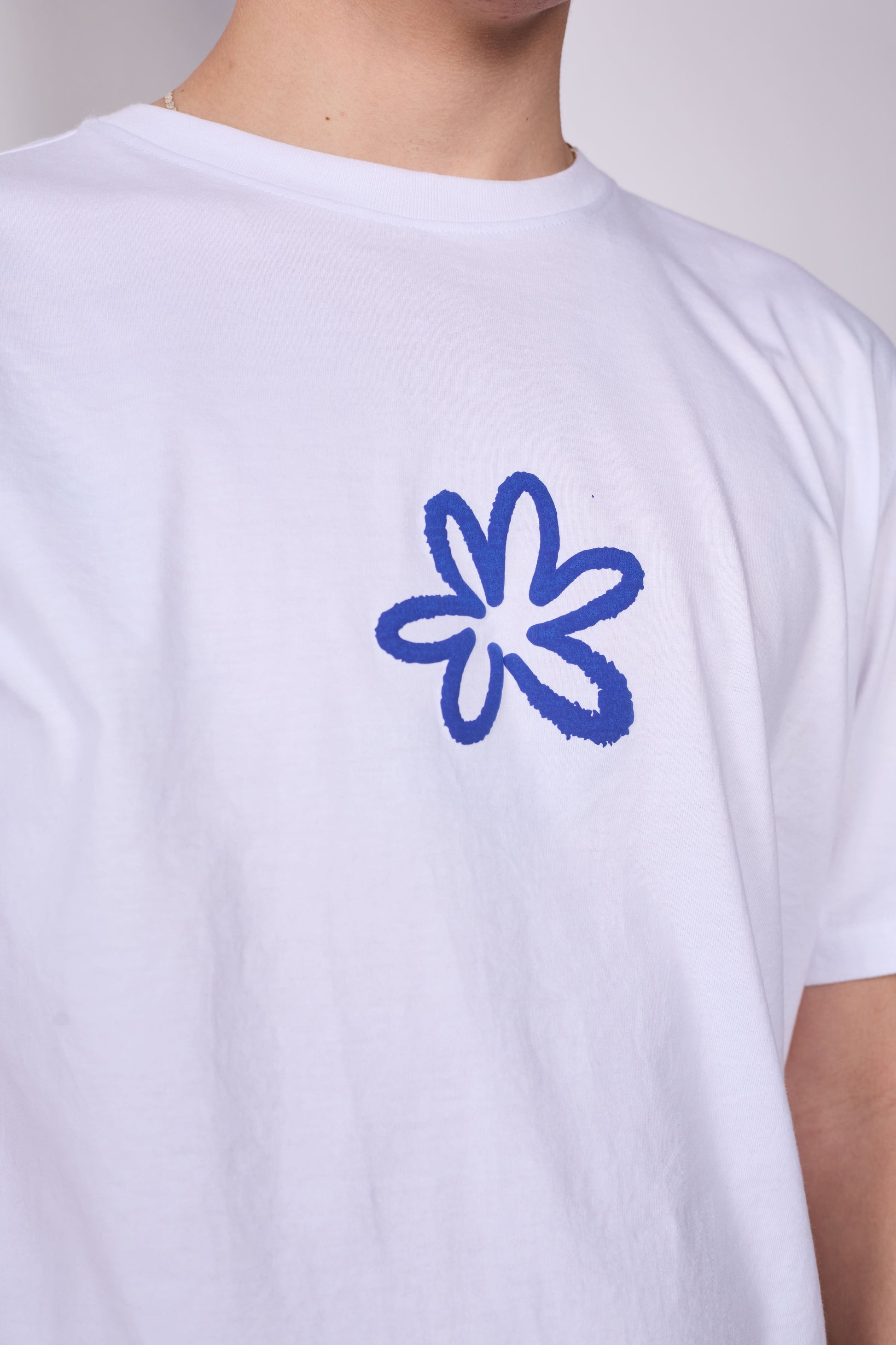 Polera Slim Fit Blanca Flor