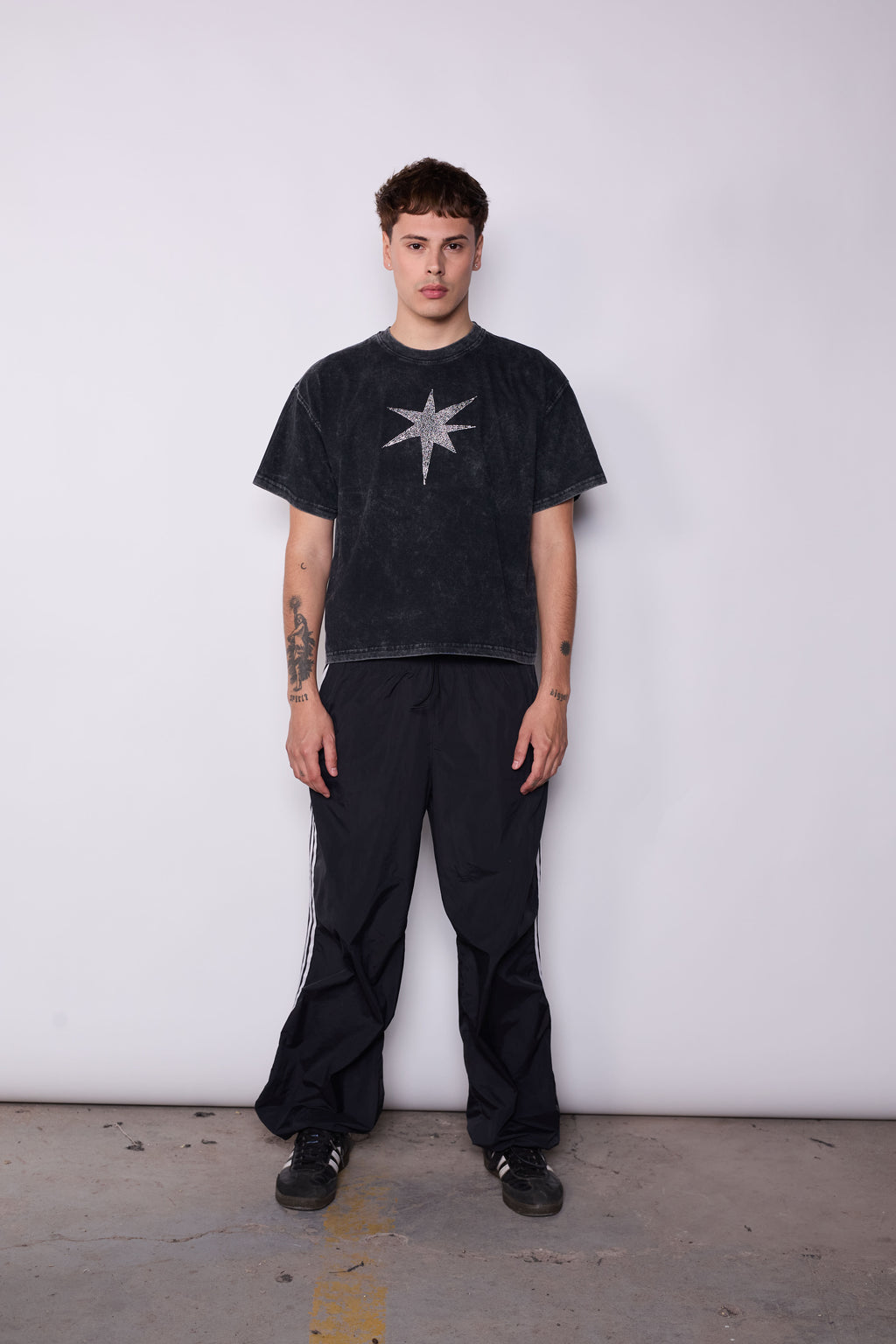 Polera Boxy Fit Negra Estrella Strass Acid Wash