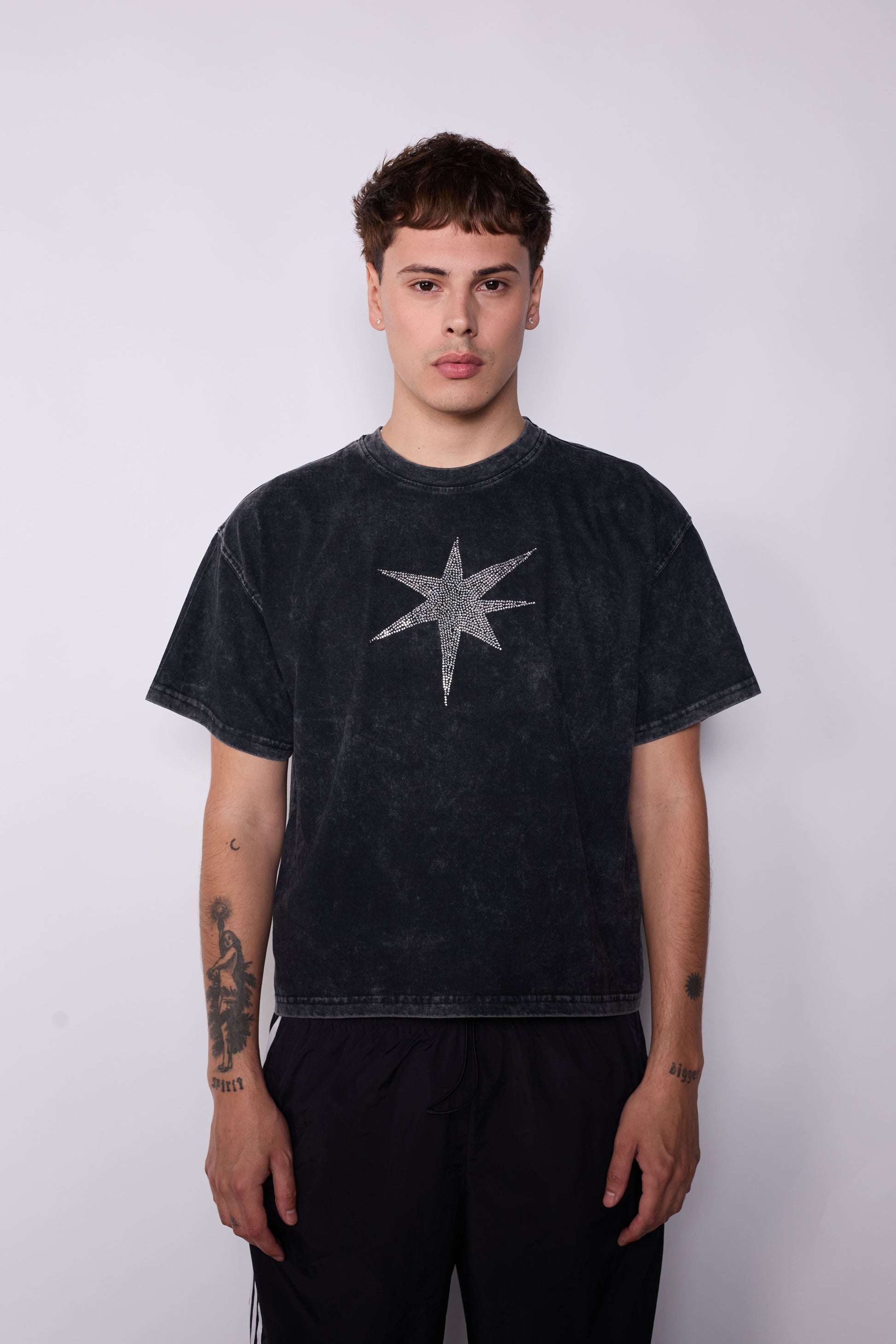 Polera Boxy Fit Negra Estrella Strass Acid Wash
