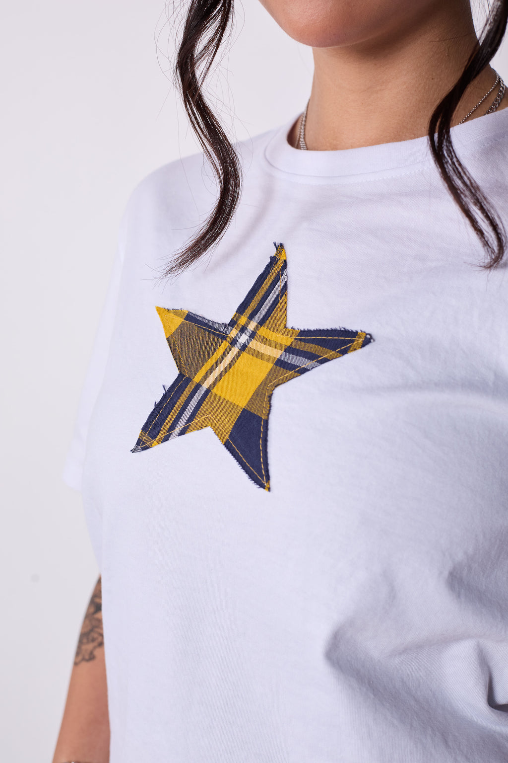 Polera Slim Fit Blanca Estrella Tartán