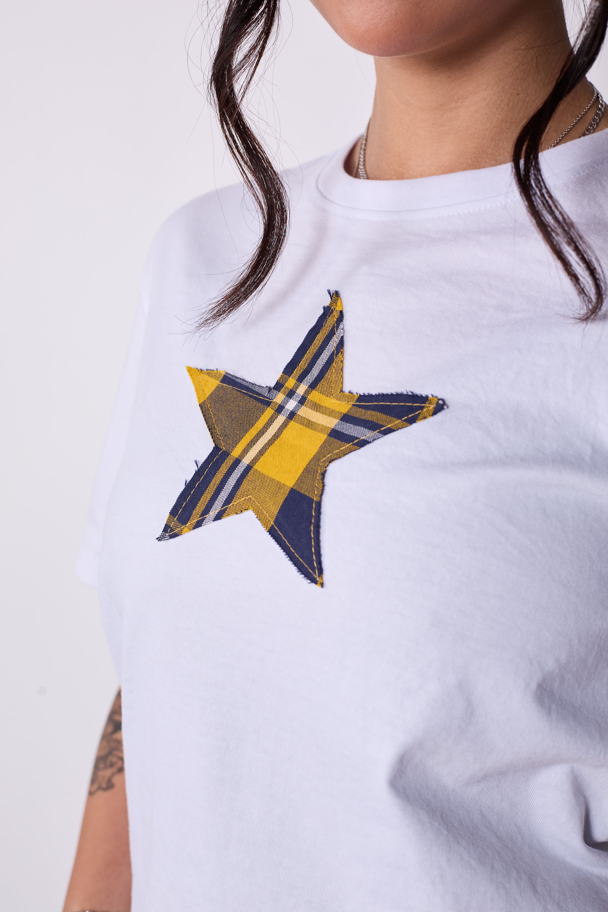 Polera Slim Fit Blanca Estrella Tartán