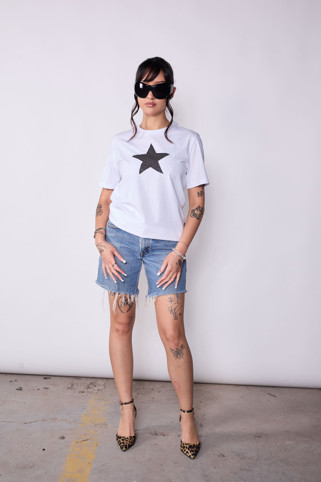 Polera Slim Fit Blanca Estrella Negra Puntos Negros