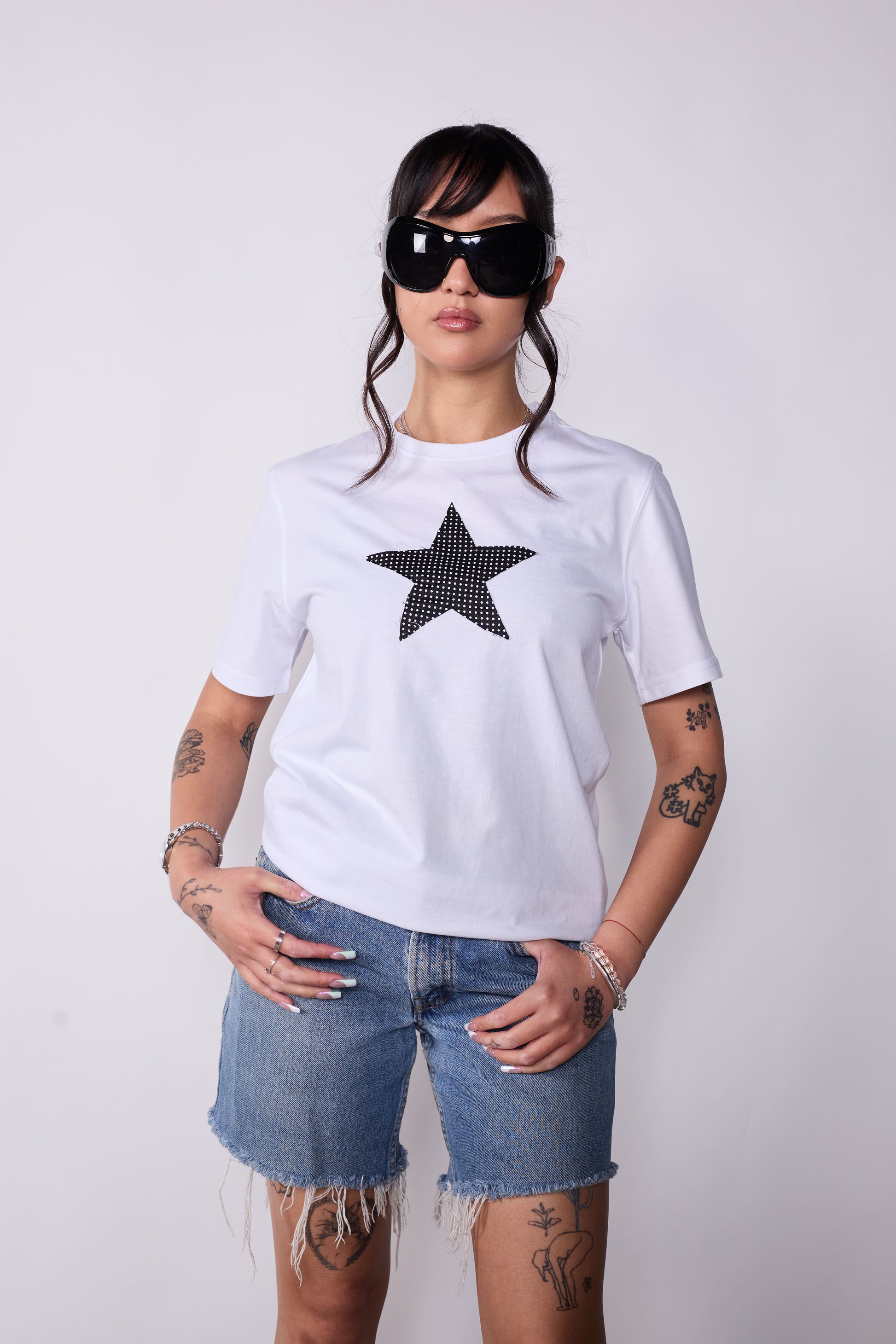 Polera Slim Fit Blanca Estrella Negra Puntos Negros