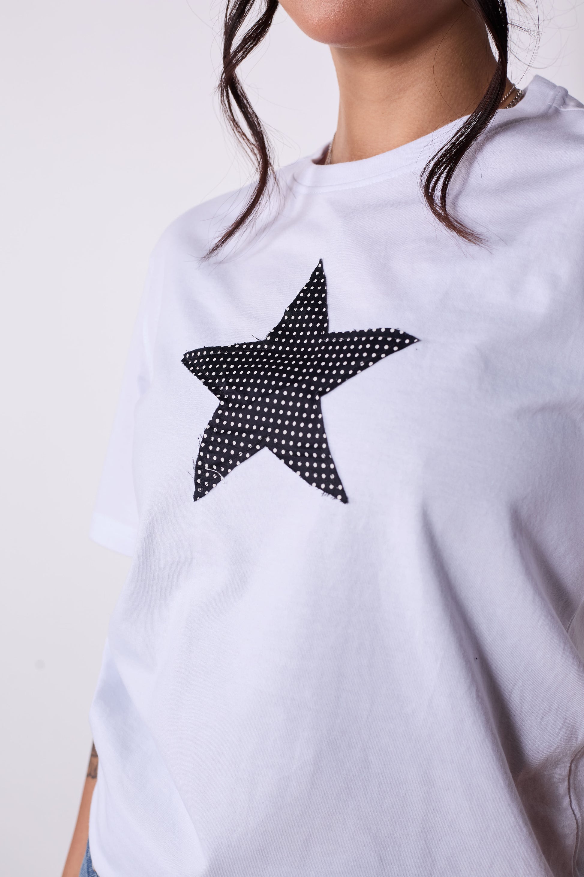 Polera Slim Fit Blanca Estrella Negra Puntos Negros