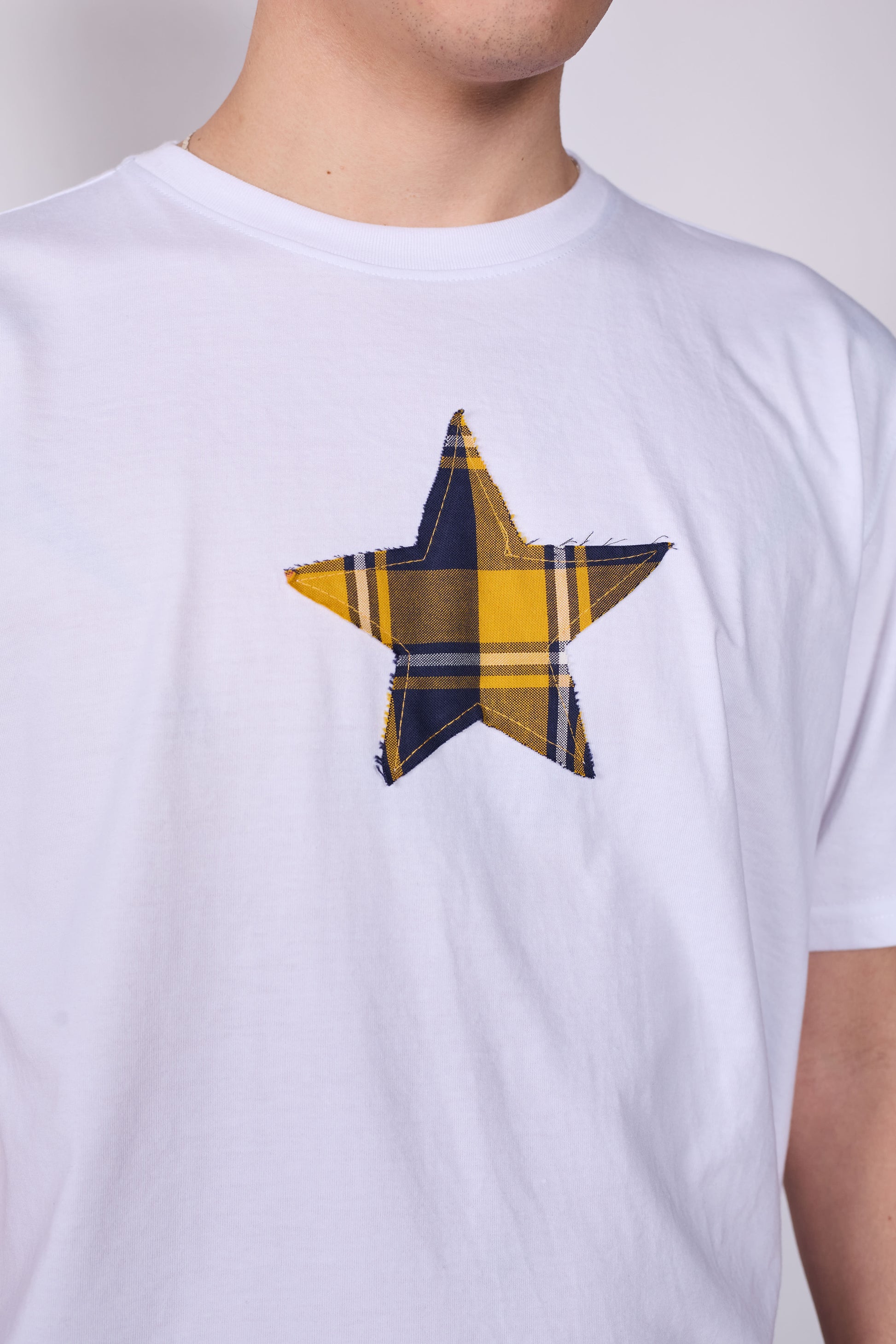 Polera Slim Fit Blanca Estrella Tartán