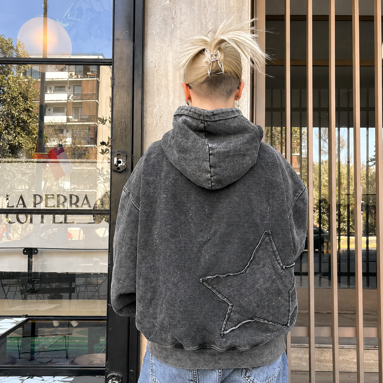 Hoodie Icon ★:  canguro desgastado con estrella en espalda