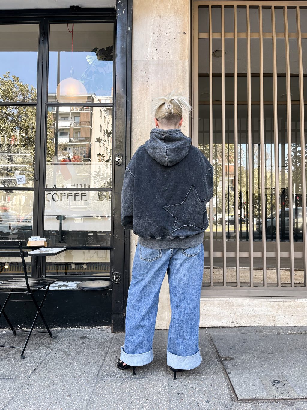 Poleron gris con gorro desgastado estrella en espalda