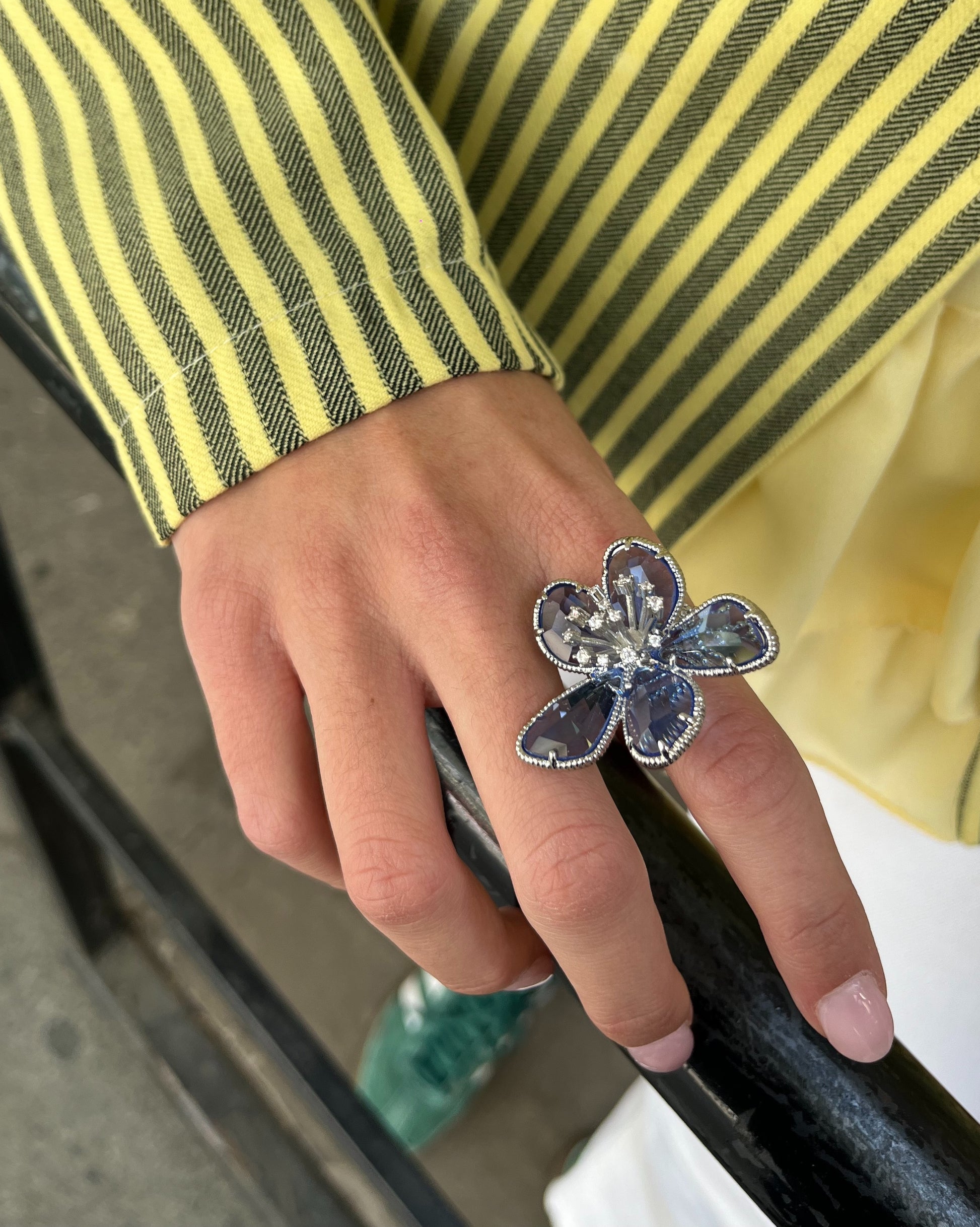 Anillo Ajustable Flor Azul enchapado en plata