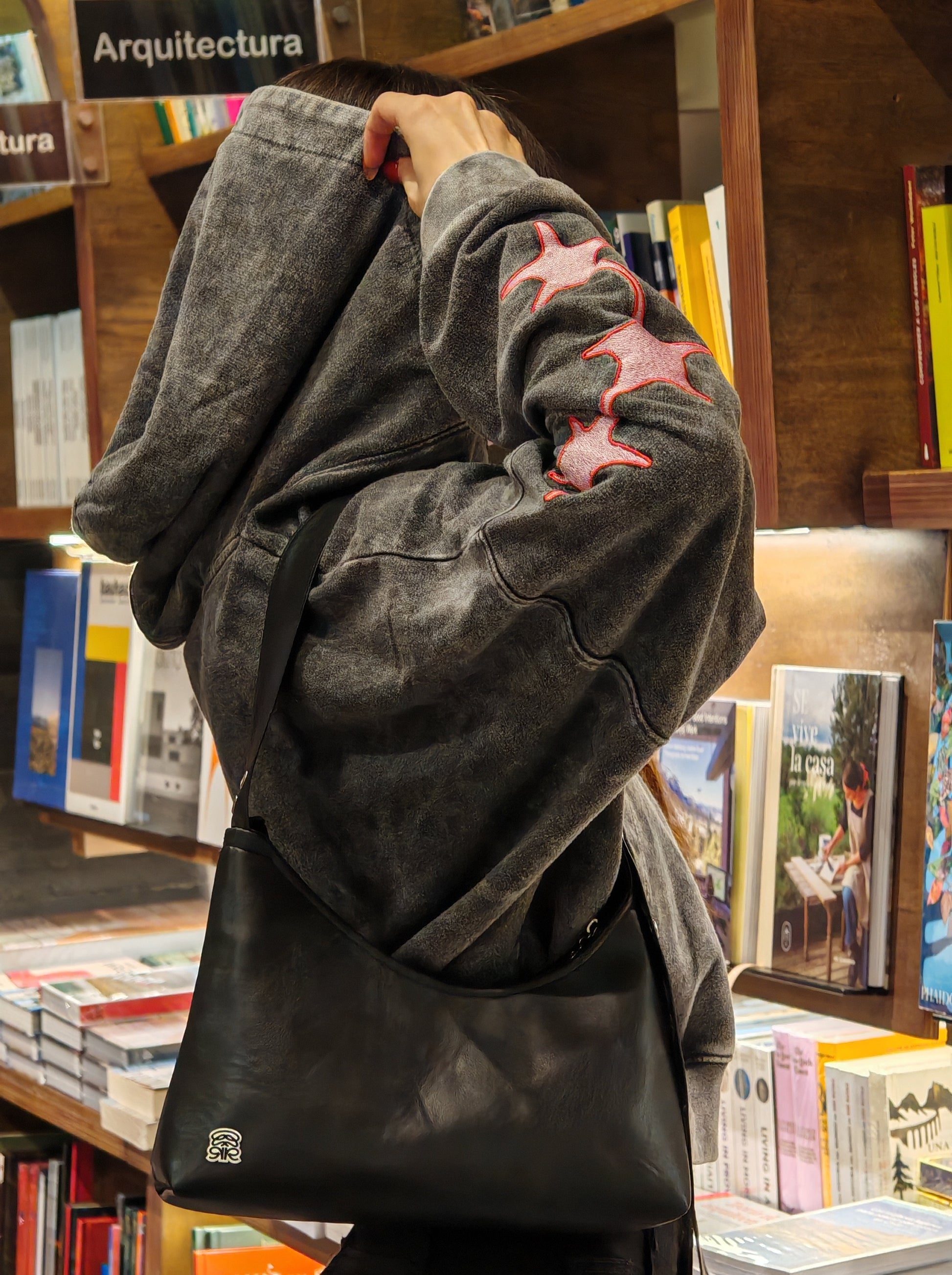 Poleron Gris Claro Boxy Abierto Acid Wash Estrellas Bordadas