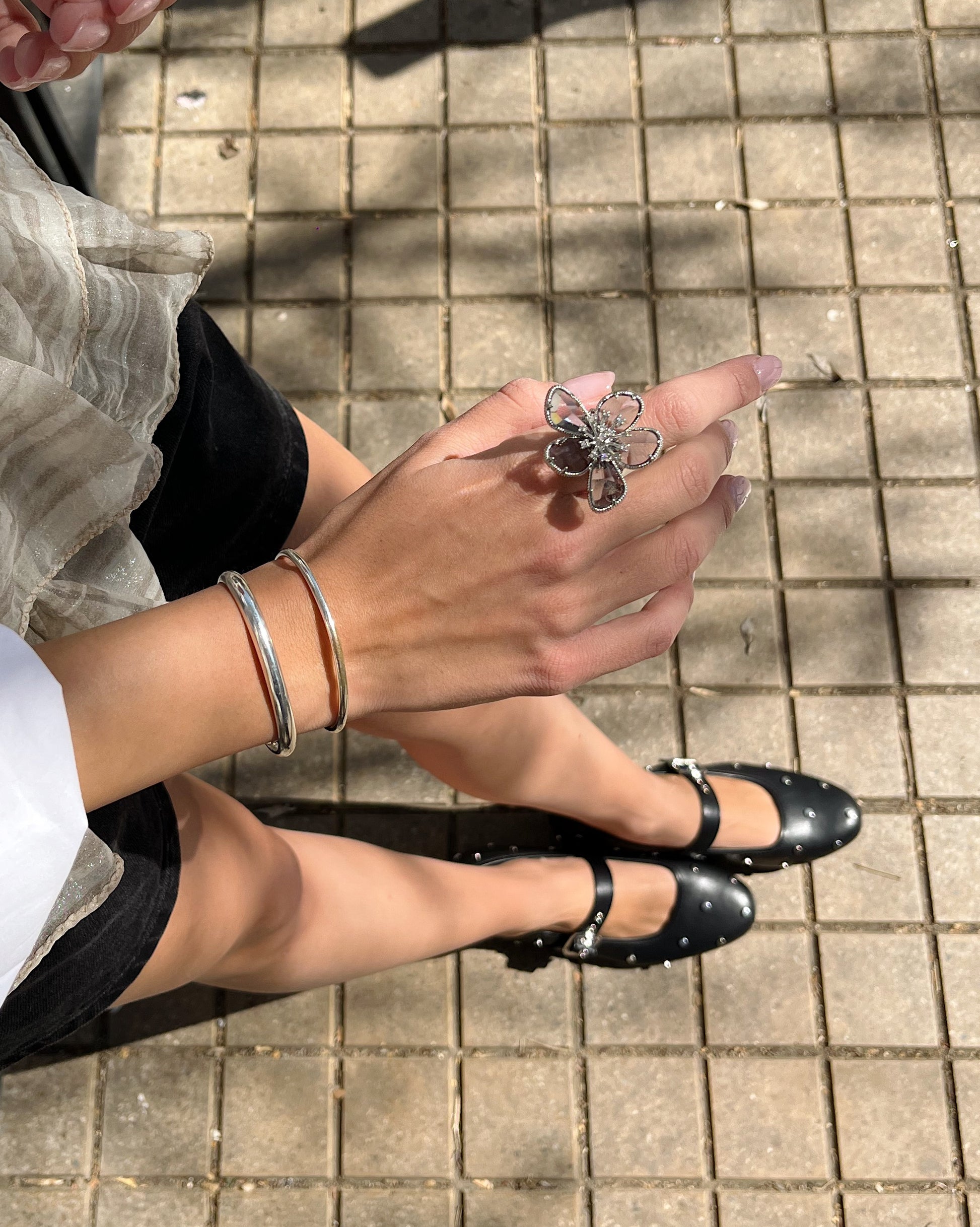 Anillo Ajustable Flor Negra enchapado en plata